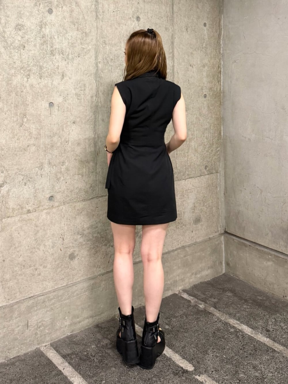 ブラック系のブーツ、ブラック系のワンピースを着用したレディースの夏コーディネートの3枚目の写真