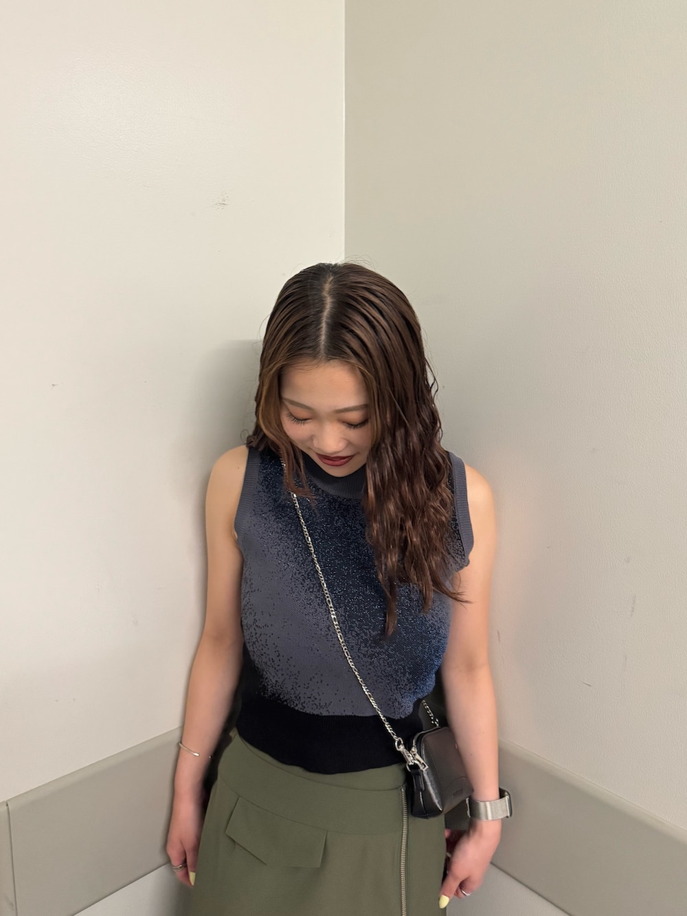 ブラック系のタンクトップ、グリーン系のスカート、ブラック系のサンダルを着用したレディースの夏コーディネートの5枚目の写真