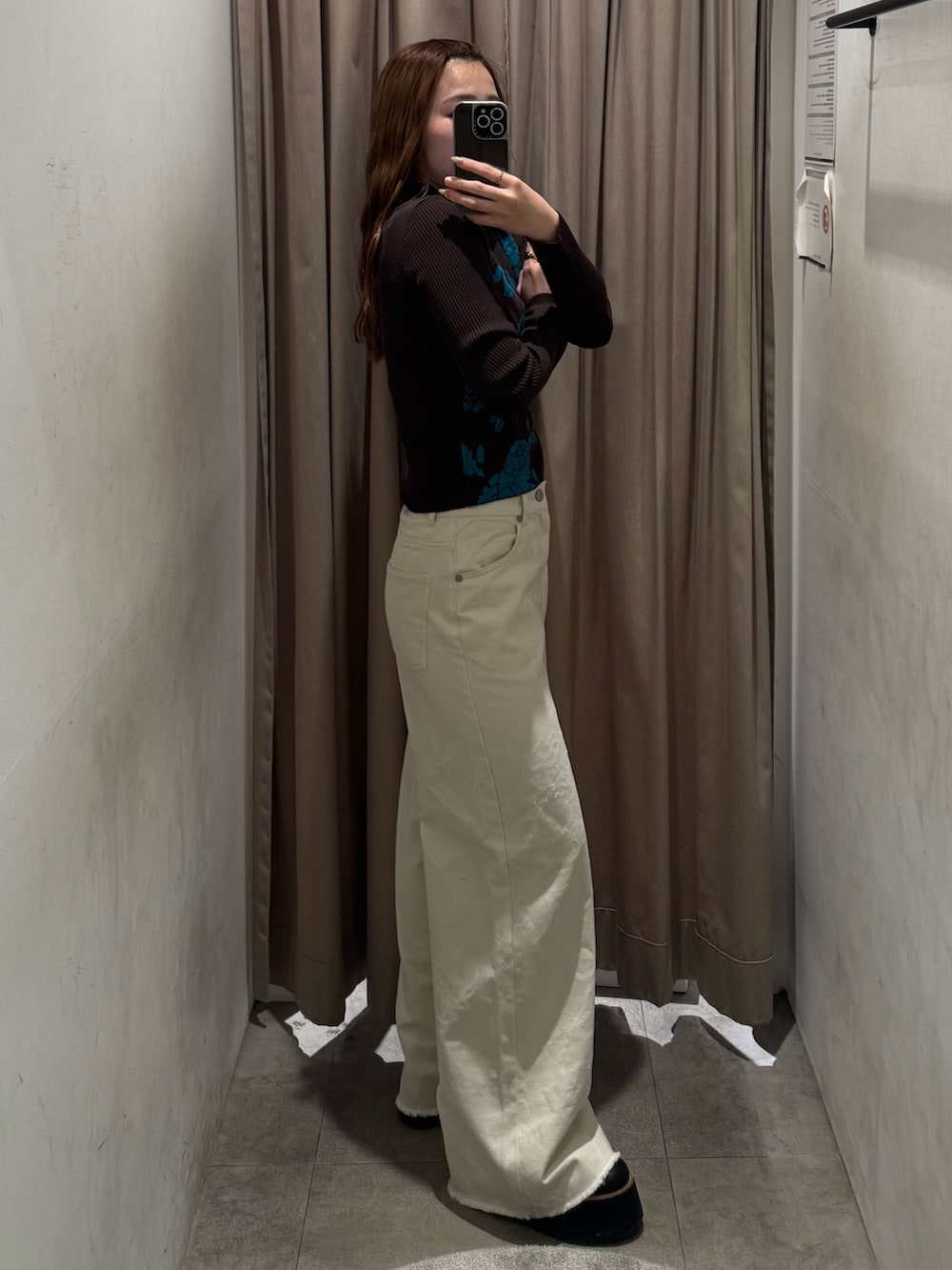 その他のニット/セーター、ホワイト系のデニムパンツ、ブラック系のブーツを着用したレディースの冬コーディネートの2枚目の写真