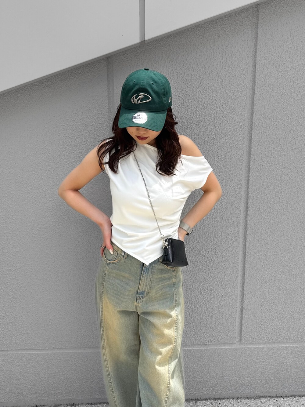 ブルー系のデニムパンツ、ホワイト系のTシャツ/カットソー、ブラック系のサンダルを着用したレディースの夏コーディネートの5枚目の写真