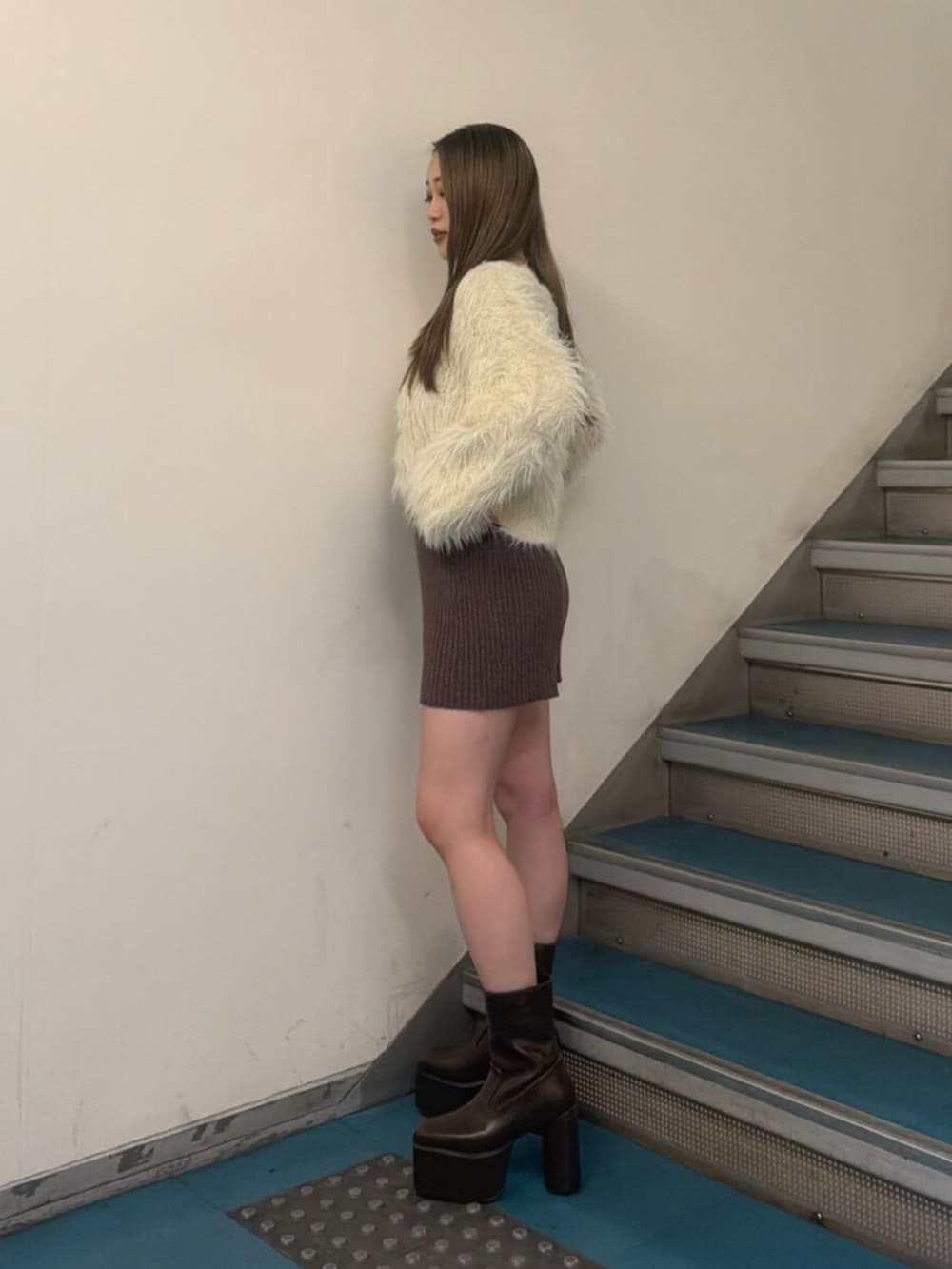 ホワイト系のニット/セーター、ブラウン系のその他パンツ、ブラウン系のブーツを着用したレディースの秋コーディネートの2枚目の写真