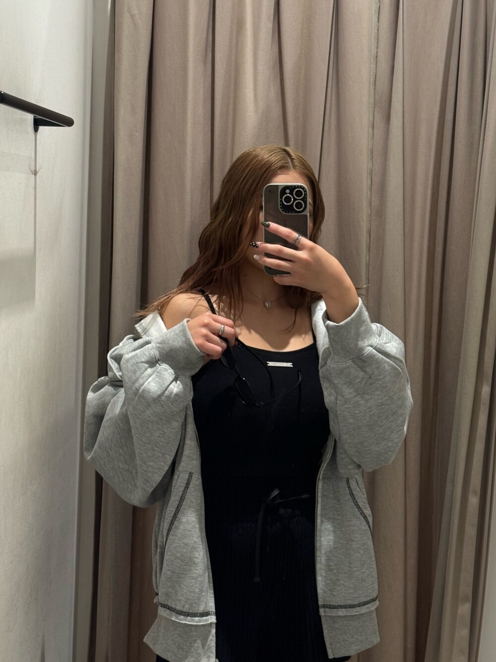 グレー系のパーカー、ブラック系のその他パンツ、ブラック系のブーツを着用したレディースの秋コーディネートの4枚目の写真