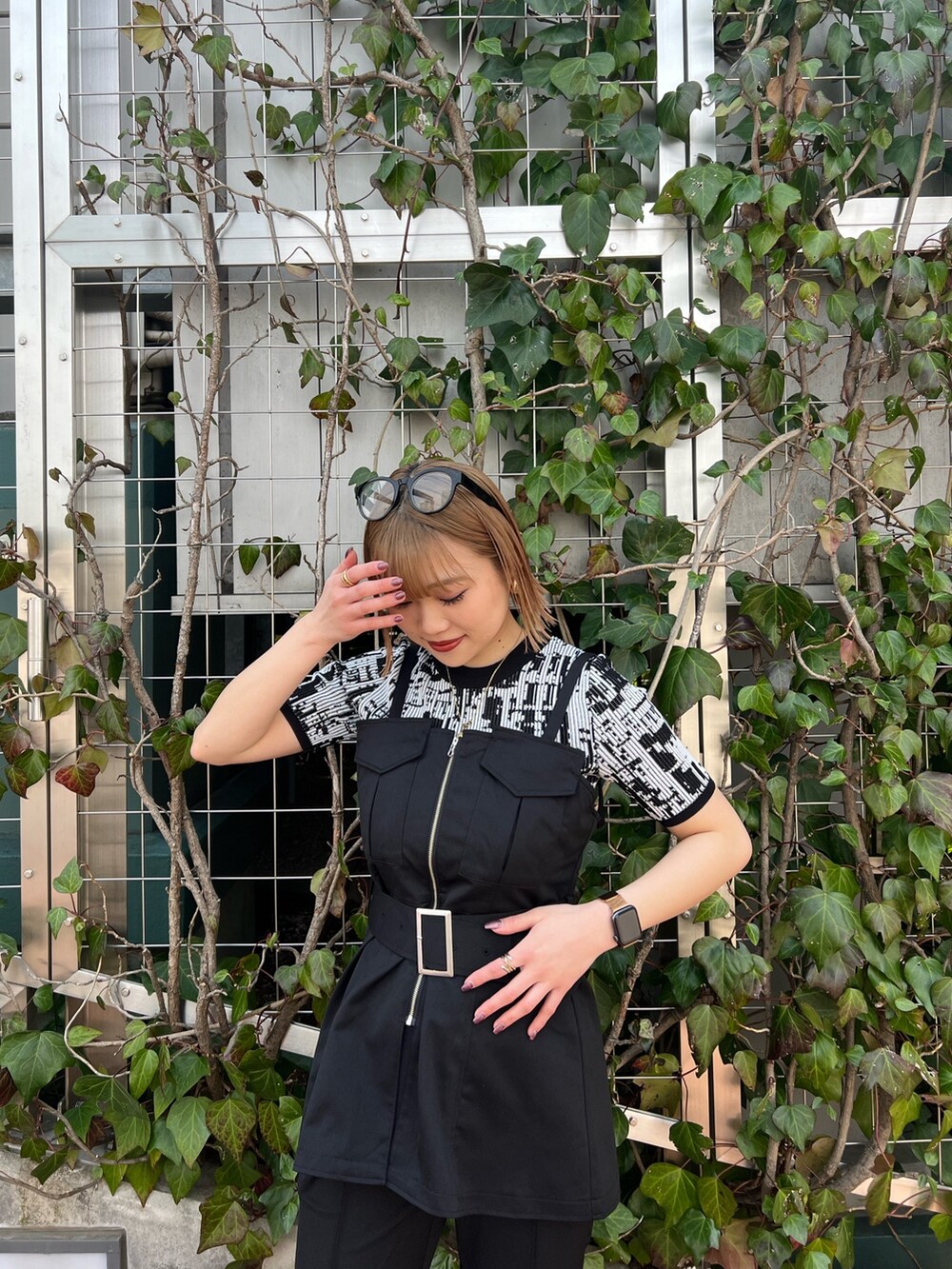 ブラック系のニット/セーター、ブラック系のシャツ/ブラウス、ブラック系のその他パンツを着用したレディースの春コーディネートの5枚目の写真