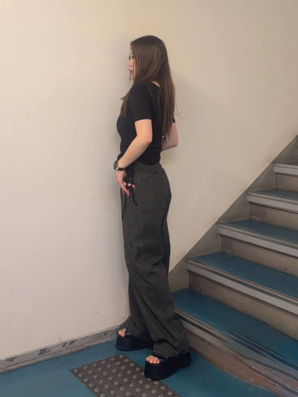 ブラック系のブーツ、ブラック系のTシャツ/カットソー、ベージュ系のその他パンツを着用したレディースの夏コーディネートの2枚目の写真