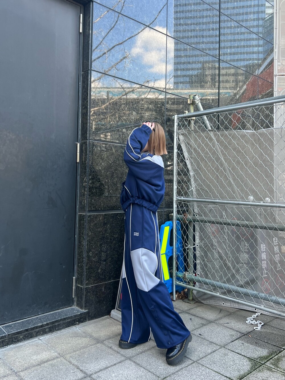 ブルー系のブルゾン、ブルー系のその他パンツを着用したレディースの春コーディネートの4枚目の写真