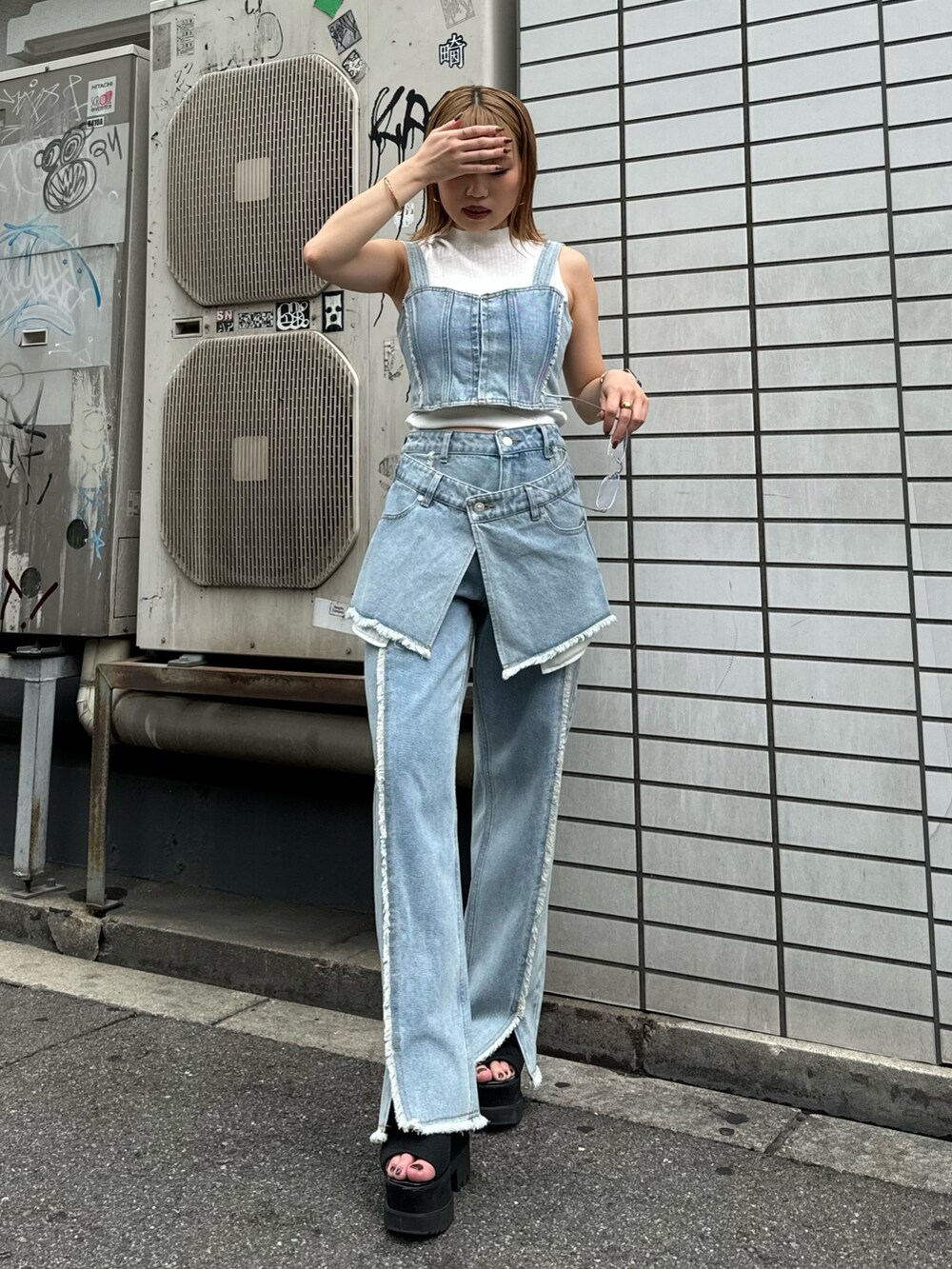 ブルー系のシャツ/ブラウス、ブルー系のデニムパンツ、ホワイト系のタンクトップを着用したレディースの夏コーディネートの6枚目の写真