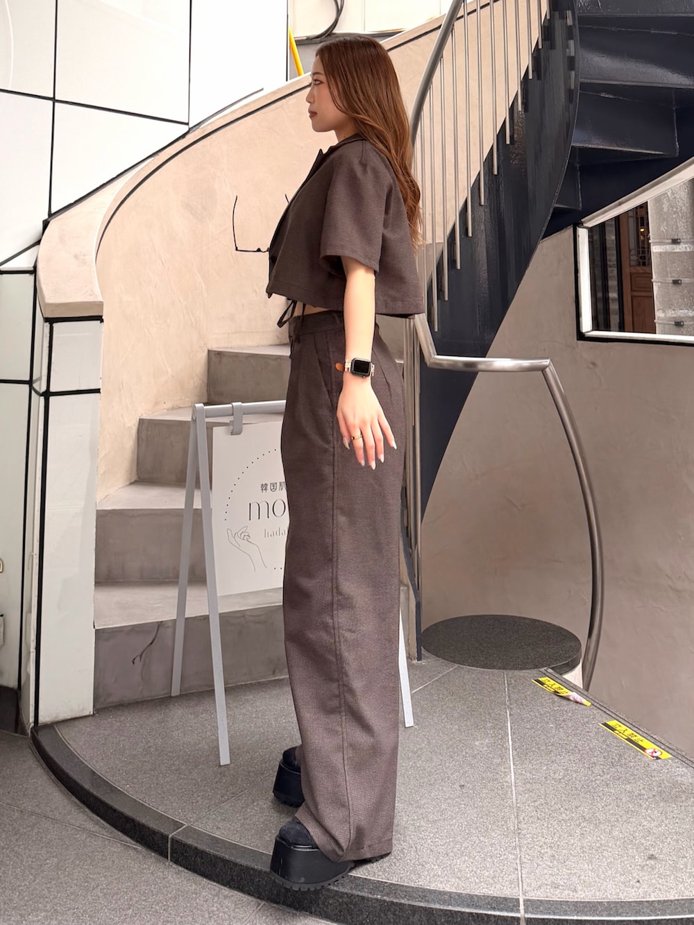 ブラウン系のその他パンツ、ブラウン系のタンクトップ、ブラウン系のテーラードジャケットを着用したレディースの春コーディネートの2枚目の写真