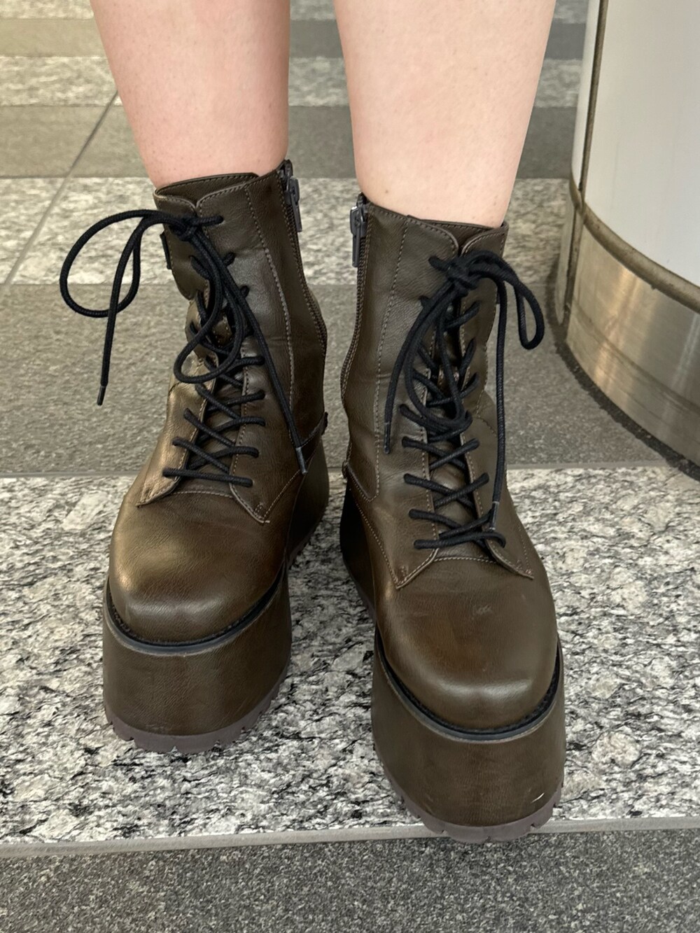 ブラック系のキャミソール、ブラック系のスカート、ブラウン系のブーツを着用したレディースの秋コーディネートの6枚目の写真