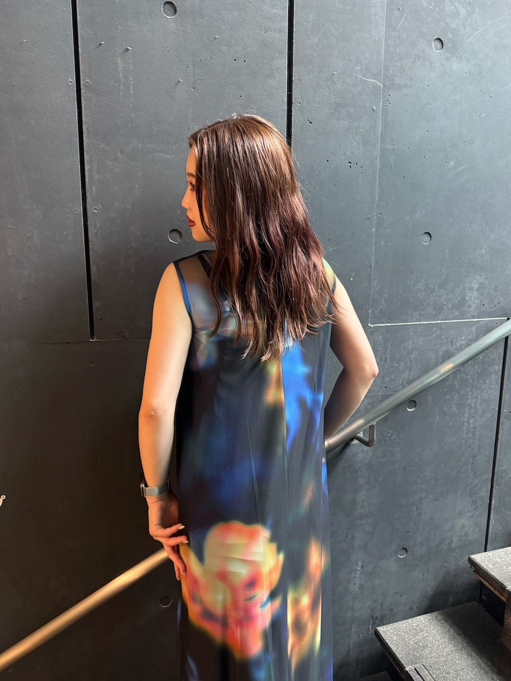 ブラック系のワンピース、ブラック系のサンダルを着用したレディースの夏コーディネートの4枚目の写真