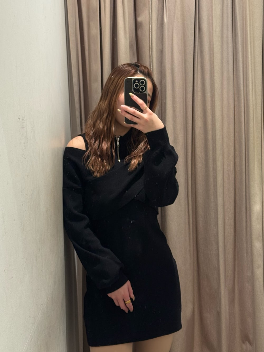 ブラック系のワンピース、ブラック系のブーツを着用したレディースの冬コーディネートの4枚目の写真