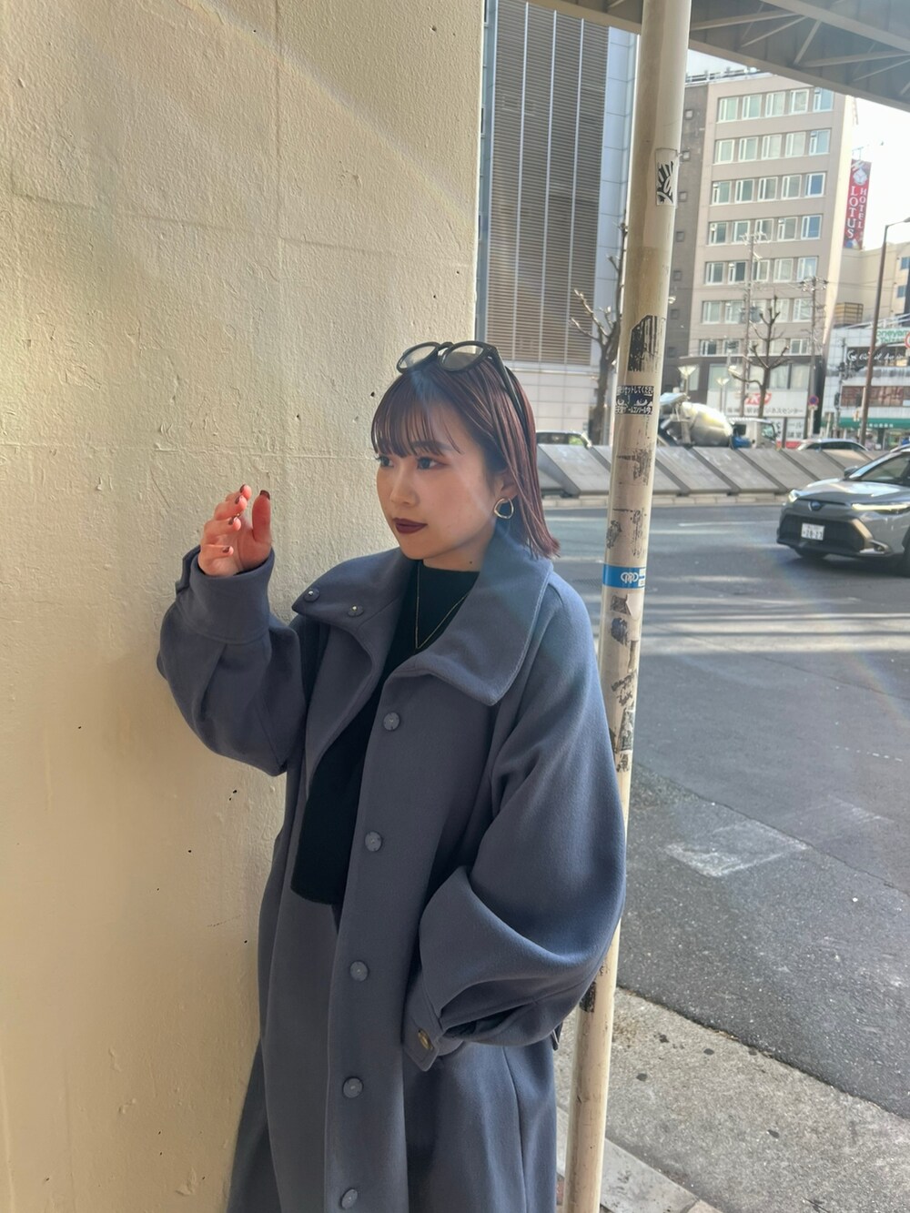 ブラック系のニット/セーター、ブラック系のスカートを着用したレディースの冬コーディネートの2枚目の写真