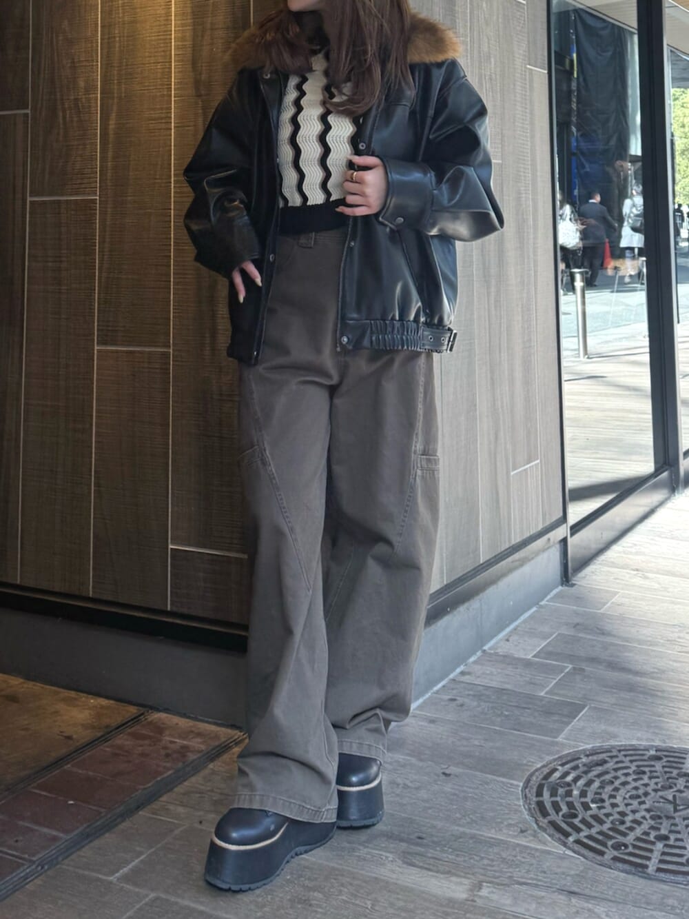 ブラック系のブーツ、ブラック系のブルゾン、ブラウン系のその他パンツを着用したレディースの冬コーディネートの5枚目の写真