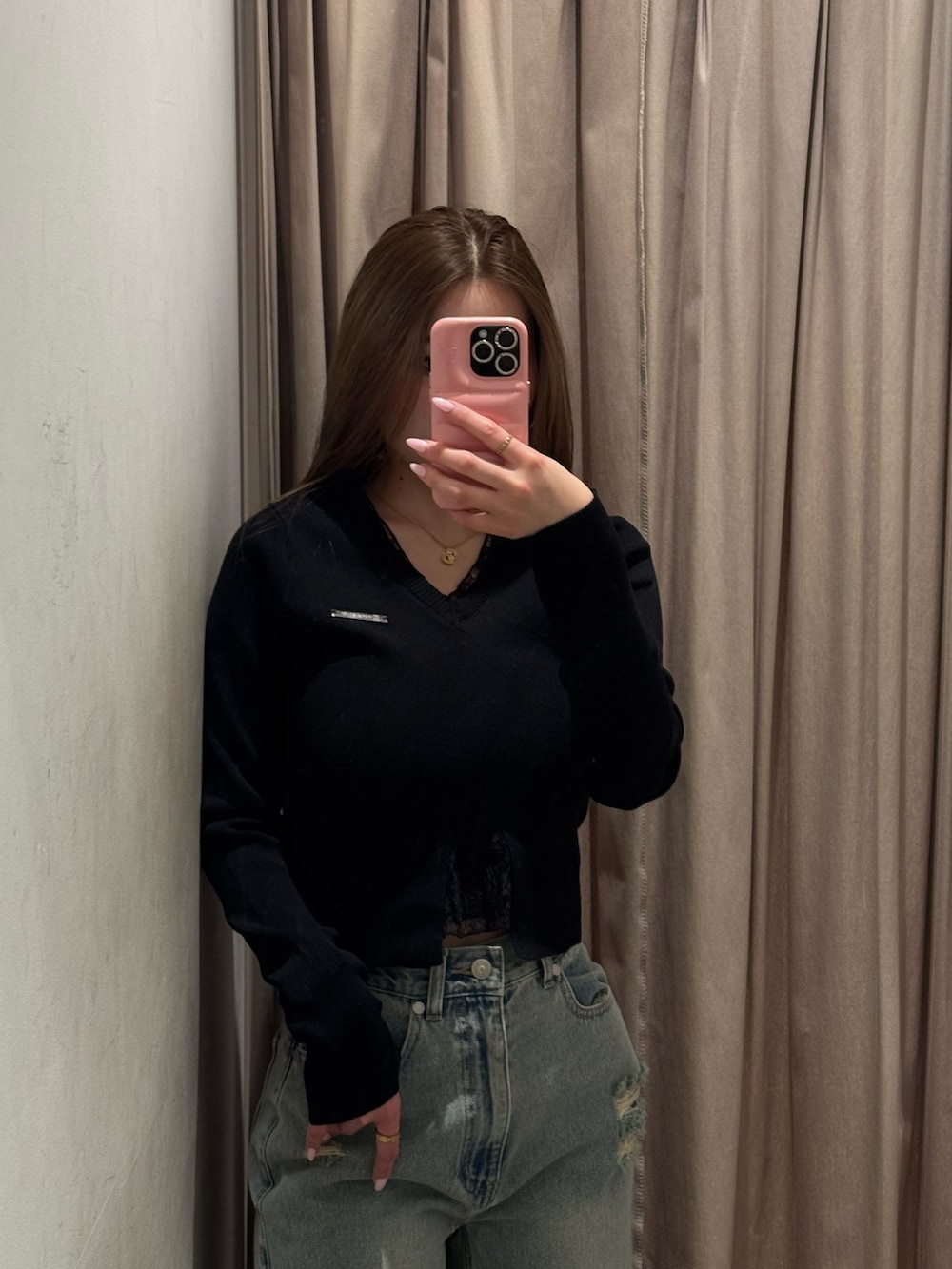 ブルー系のデニムパンツ、ブラック系のニット/セーター、ブラック系のブーツを着用したレディースの春コーディネートの4枚目の写真