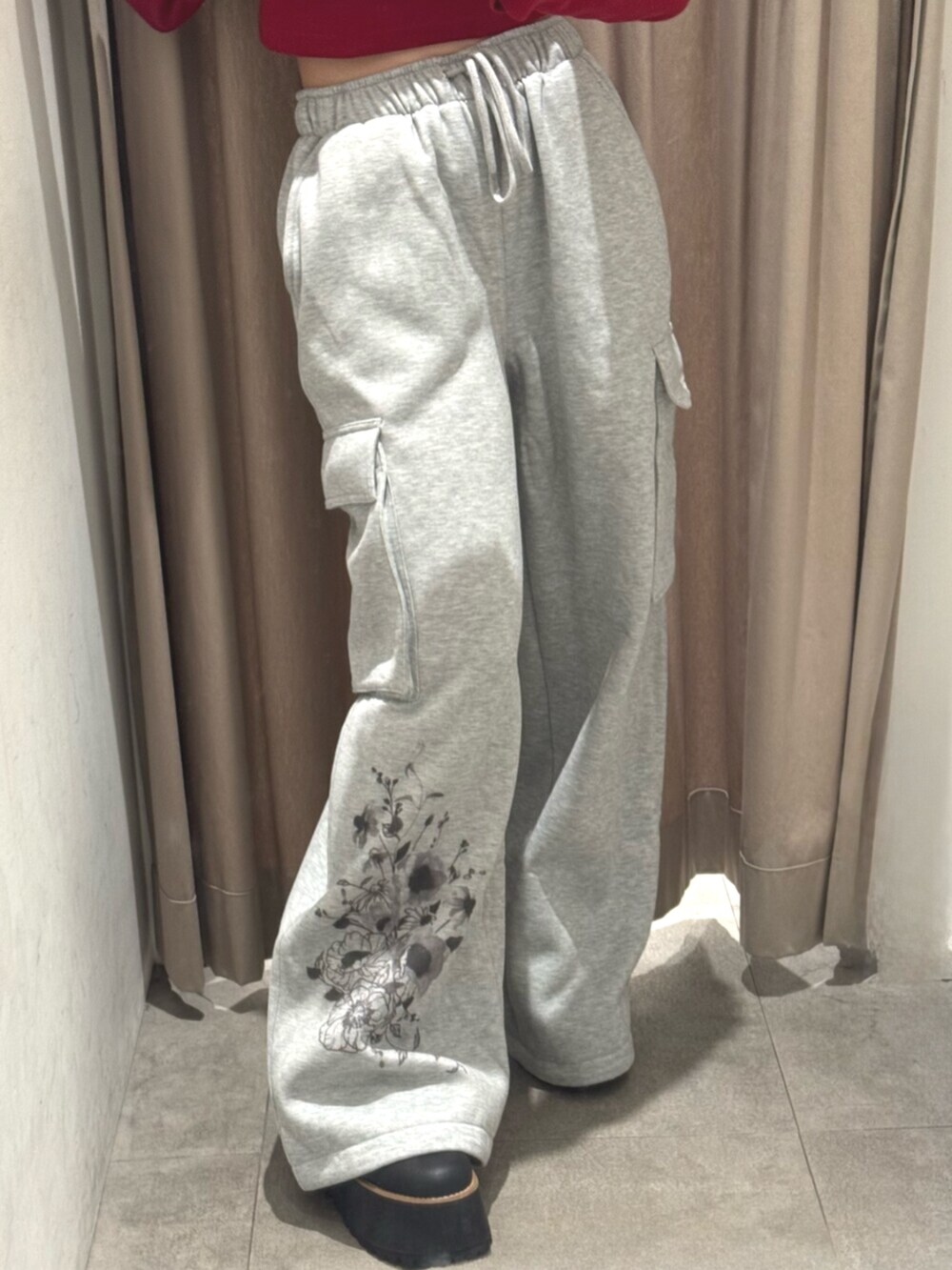 ブラック系のブーツ、グレー系のスウェットパンツ、レッド系のTシャツ/カットソーを着用したレディースの秋コーディネートの5枚目の写真