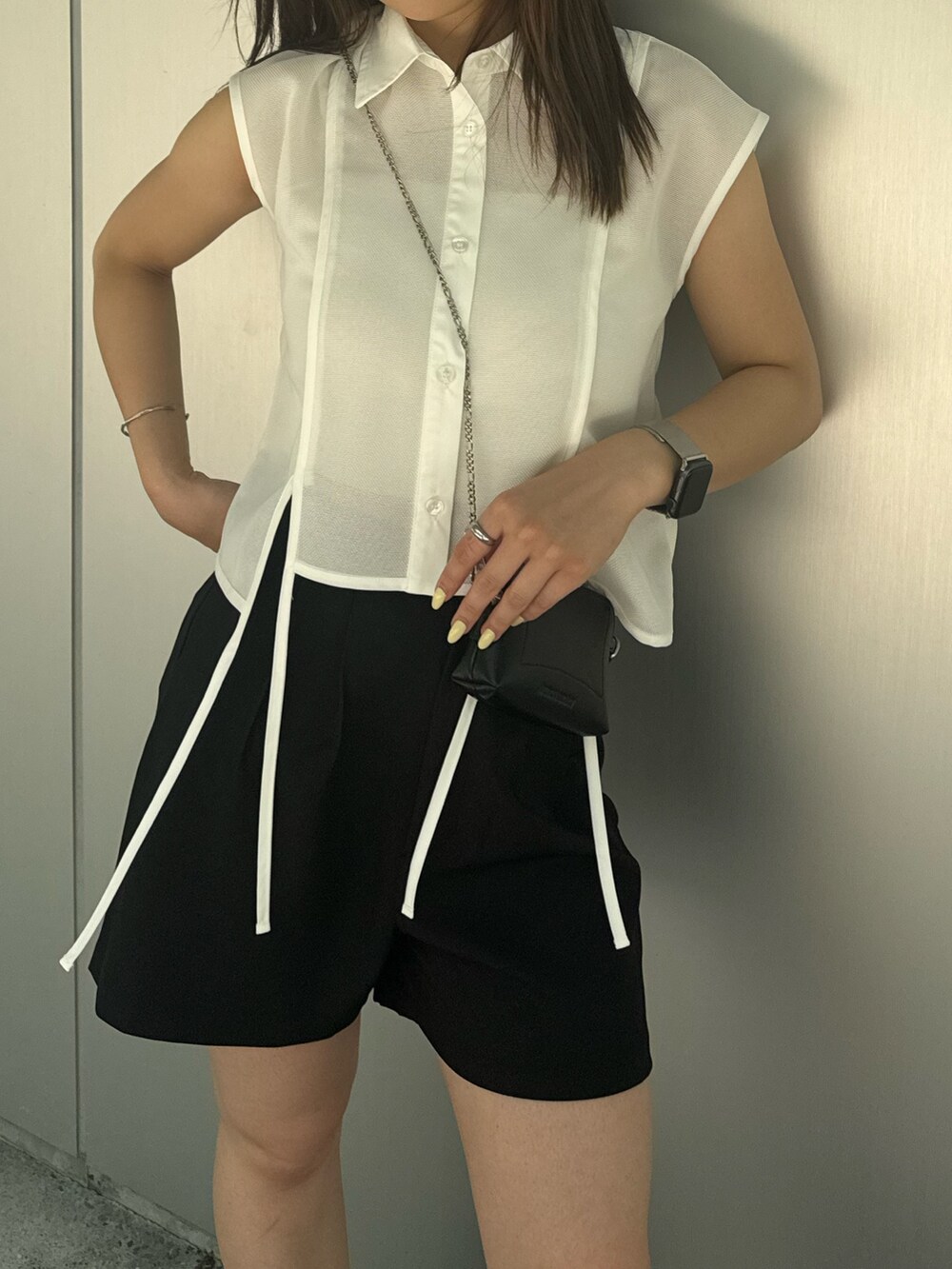 ホワイト系のシャツ/ブラウス、ブラック系のその他パンツ、ブラック系のサンダルを着用したレディースの夏コーディネートの5枚目の写真