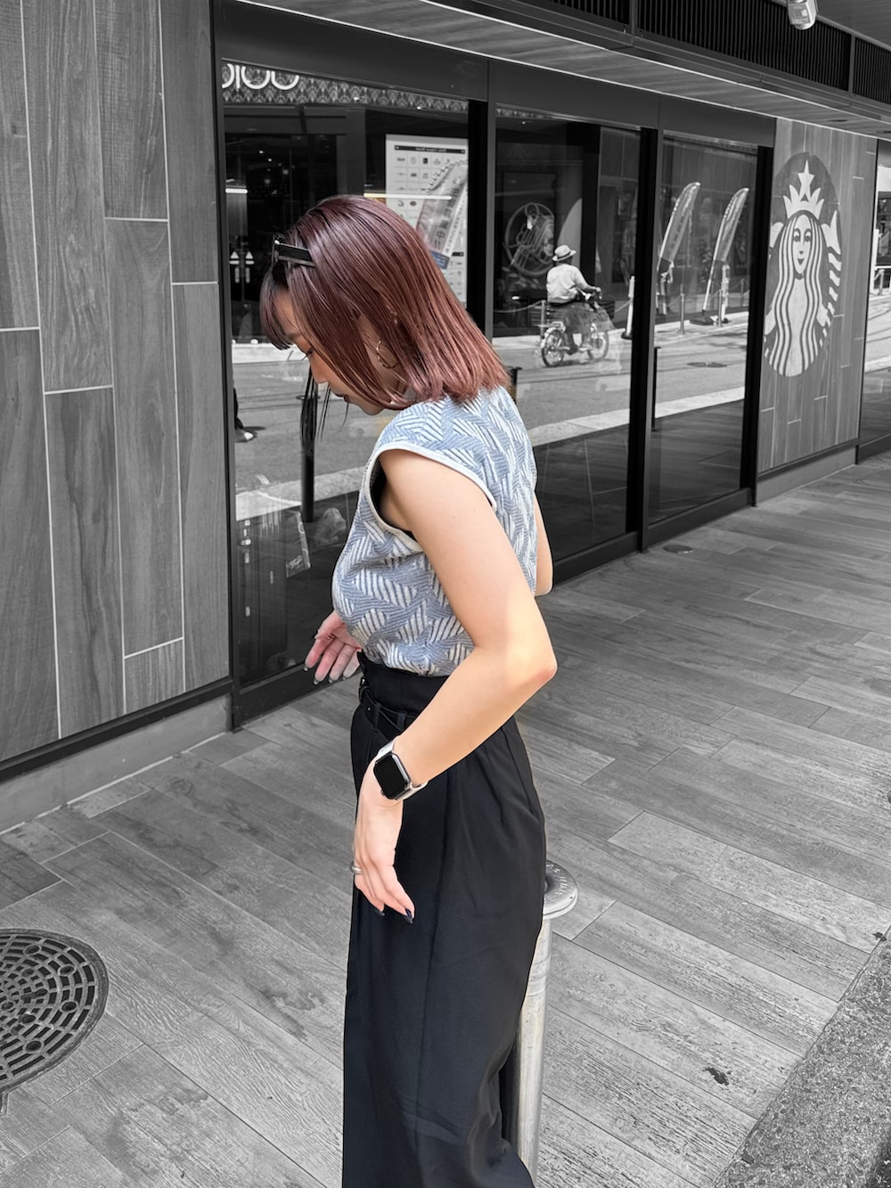 グレー系のニット/セーター、ブラック系のその他パンツを着用したレディースの夏コーディネートの5枚目の写真