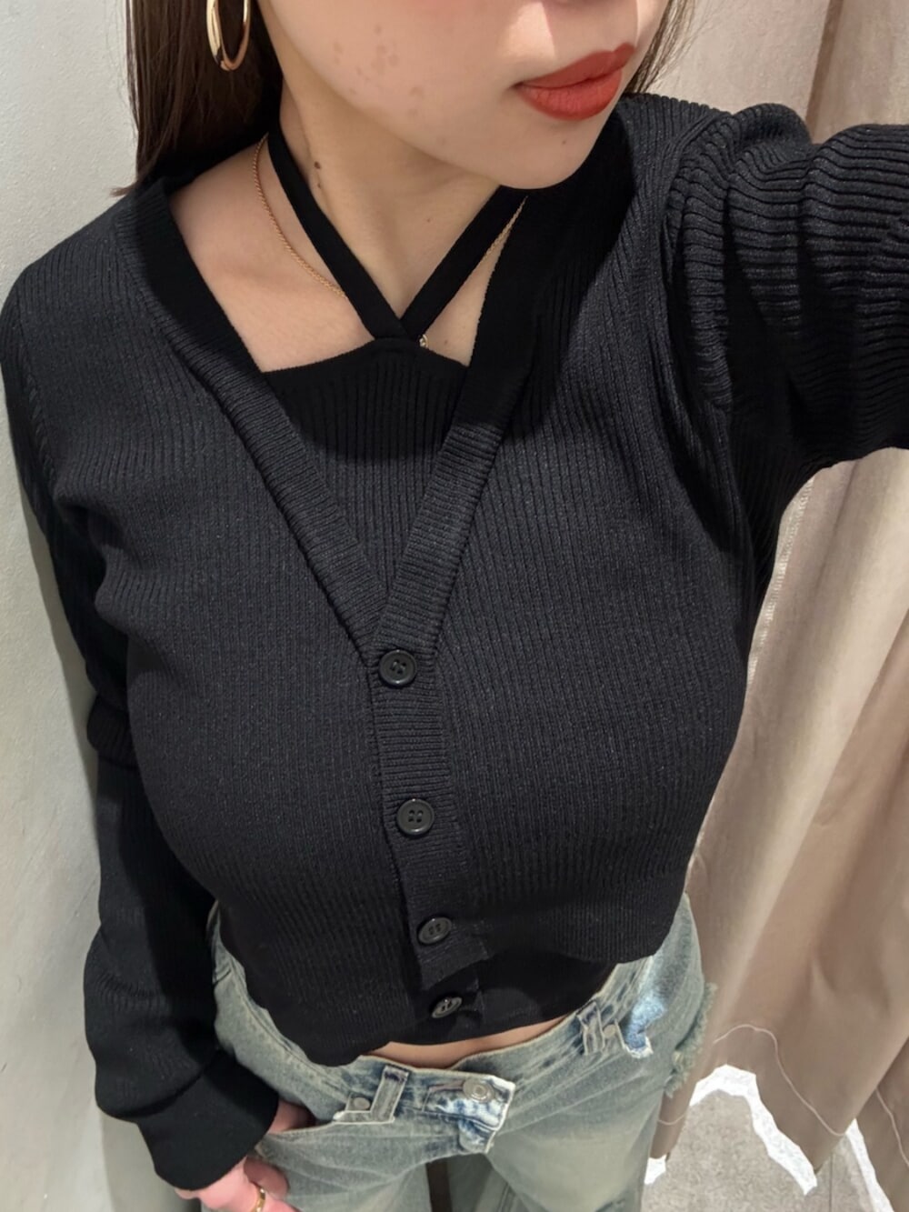 ブラック系のブーツ、ブルー系のデニムパンツ、ブラック系のニット/セーターを着用したレディースの春コーディネートの5枚目の写真