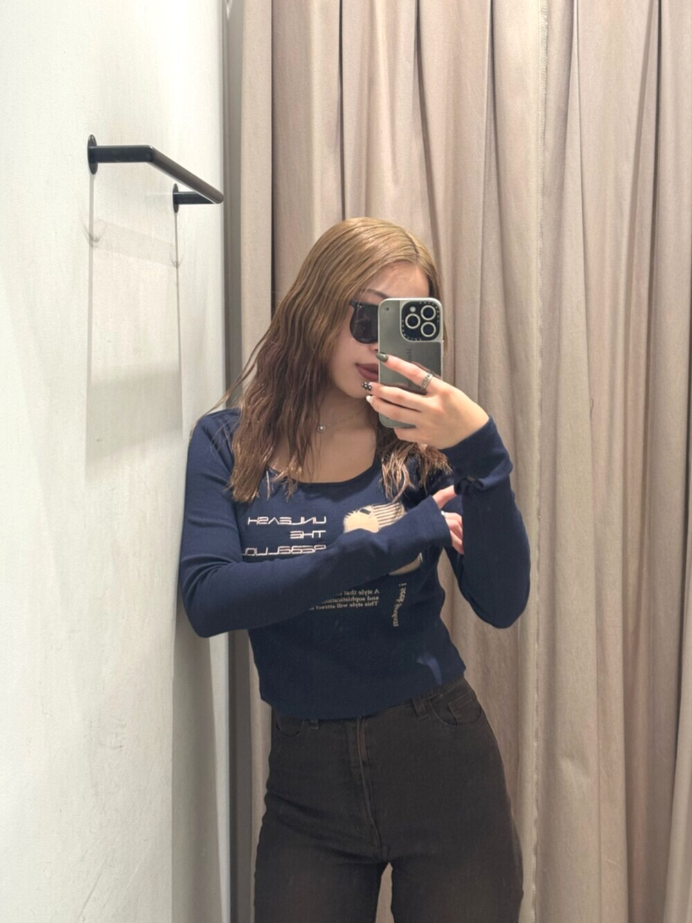 ブラック系のブーツ、ブラウン系のデニムパンツ、ブルー系のTシャツ/カットソーを着用したレディースの秋コーディネートの4枚目の写真