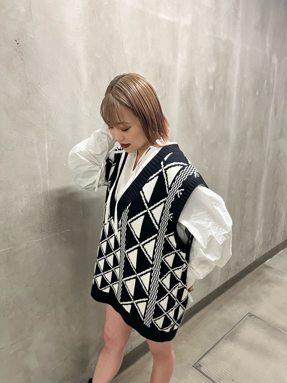 その他のベスト、ホワイト系のシャツ/ブラウスを着用したレディースの冬コーディネートの4枚目の写真