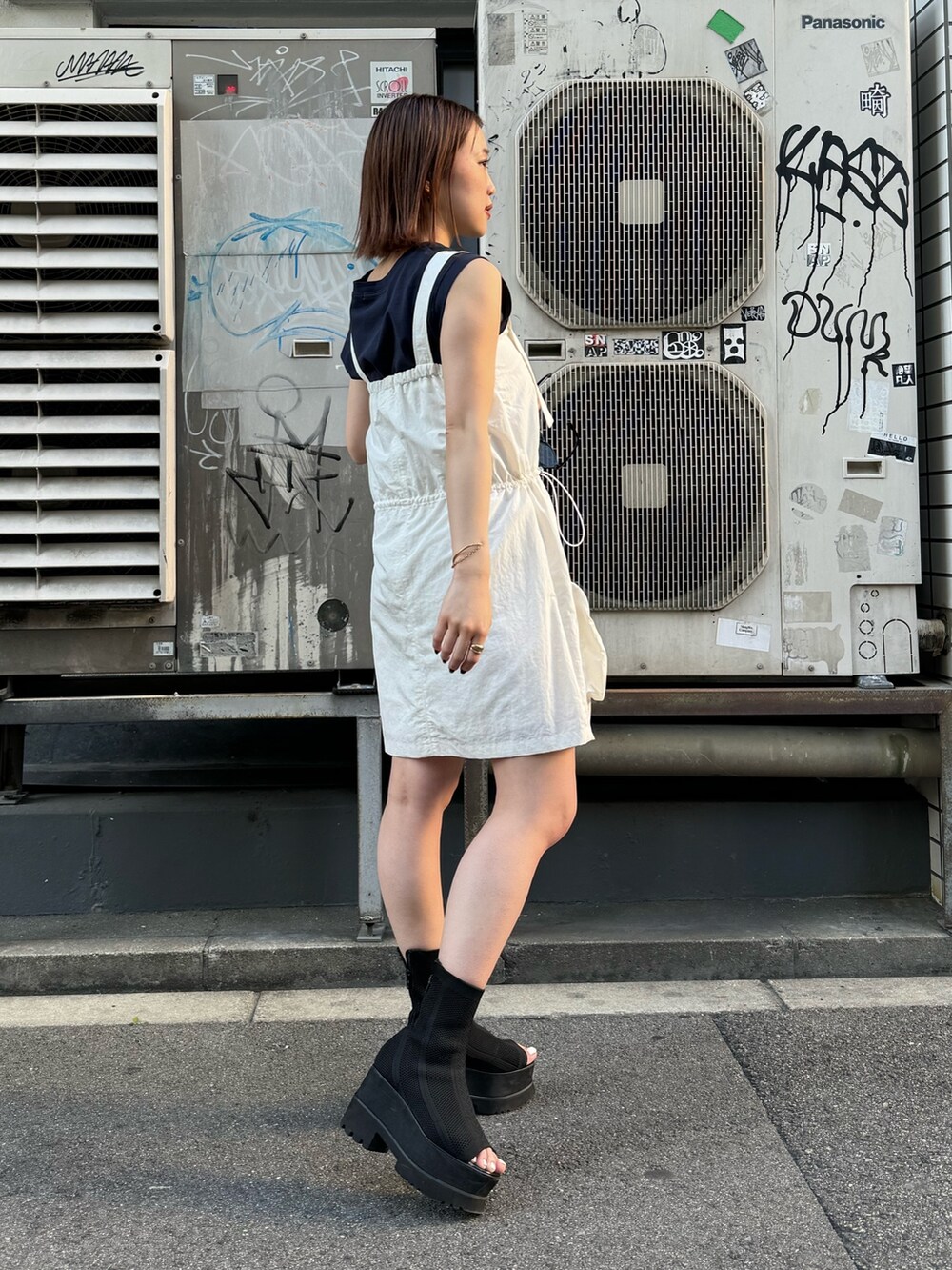 ホワイト系のワンピース、ブルー系のタンクトップを着用したレディースの春コーディネートの4枚目の写真