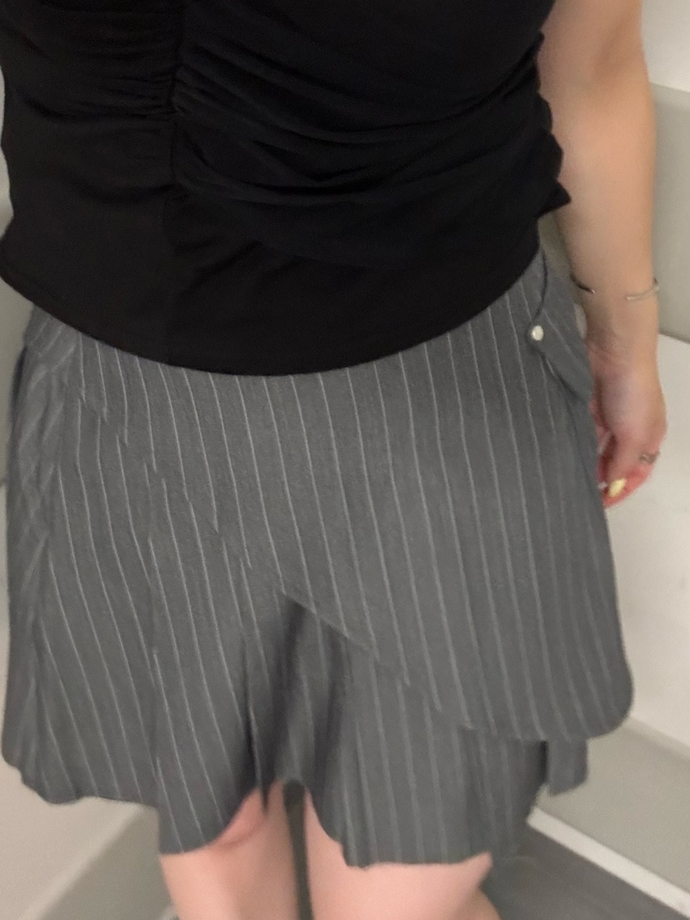 ブラック系のTシャツ/カットソー、その他のスカート、ブラック系のサンダルを着用したレディースの夏コーディネートの6枚目の写真