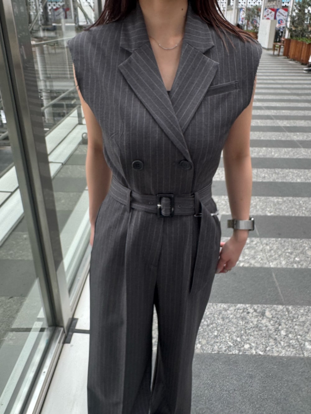 その他のつなぎ/オールインワン、ブラック系のブーツを着用したレディースの春コーディネートの6枚目の写真