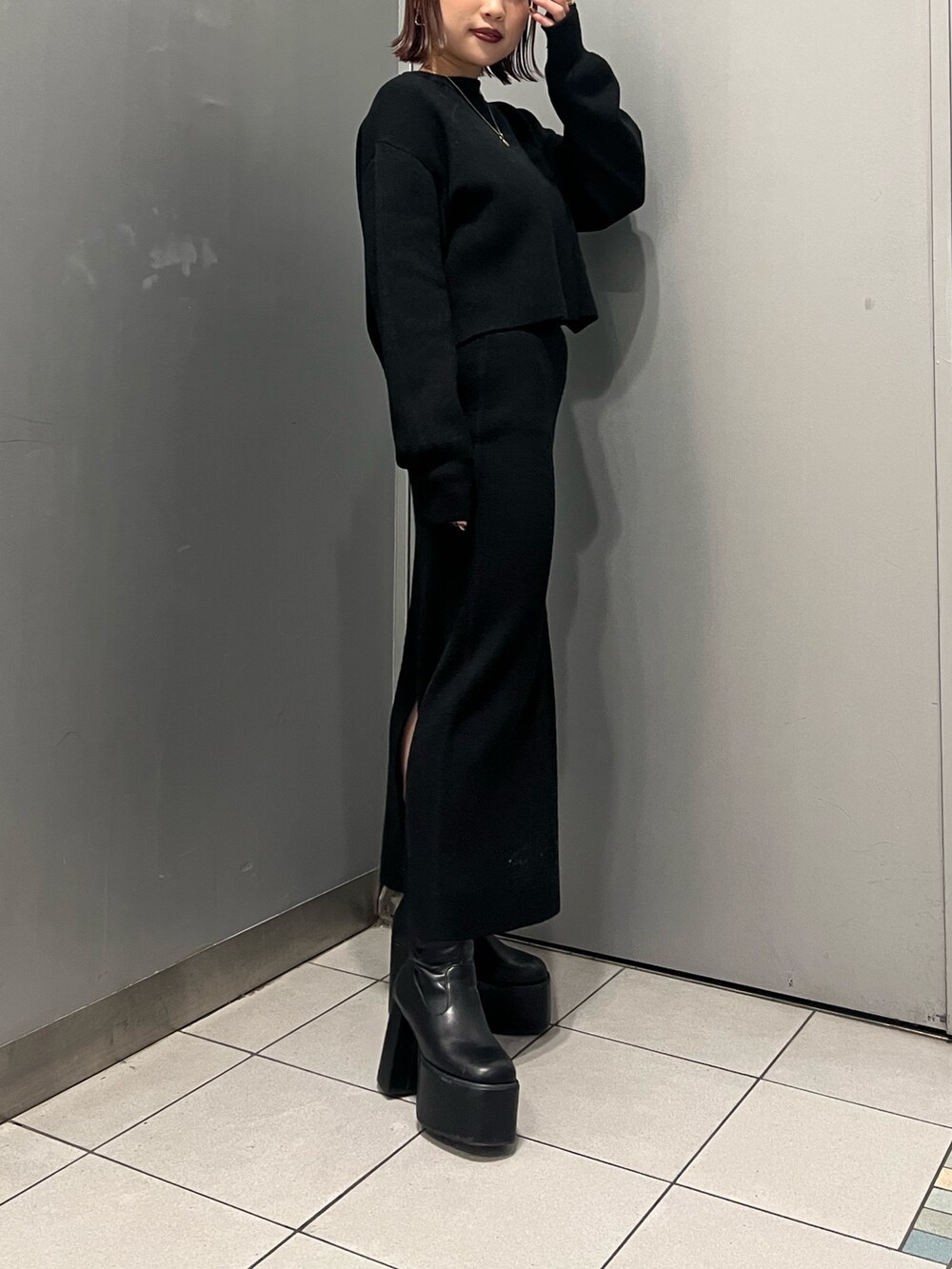 ブラック系のニット/セーター、ブラック系のスカートを着用したレディースの冬コーディネートの3枚目の写真