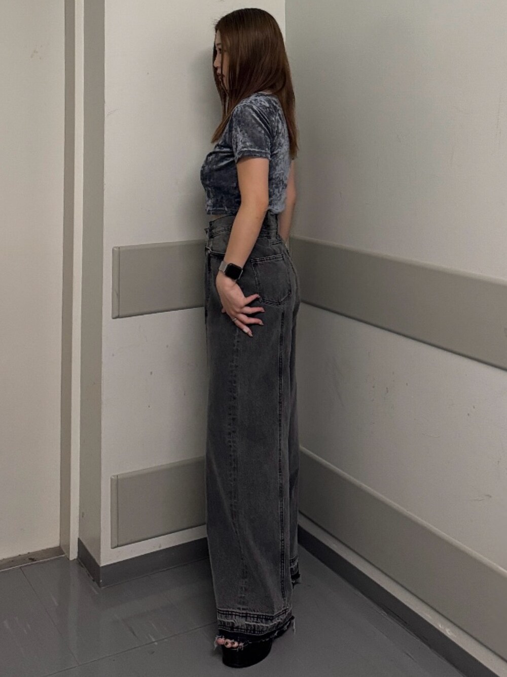 ブルー系のTシャツ/カットソー、ブラック系のデニムパンツ、ブラック系のサンダルを着用したレディースの夏コーディネートの2枚目の写真