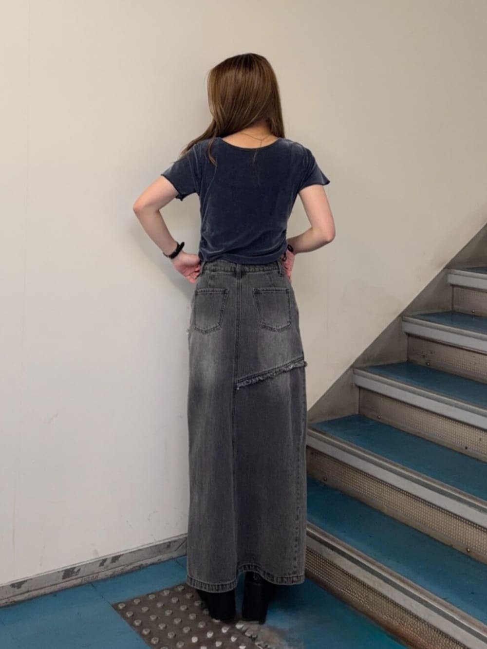 ブラック系のブーツ、ブラック系のデニムスカート、ブルー系のTシャツ/カットソーを着用したレディースの夏コーディネートの3枚目の写真