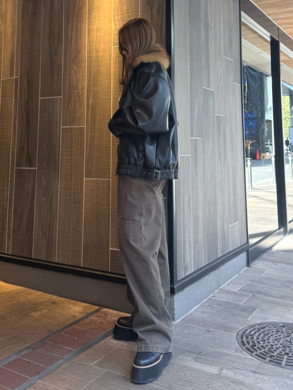 ブラック系のブーツ、ブラック系のブルゾン、ブラウン系のその他パンツを着用したレディースの冬コーディネートの2枚目の写真