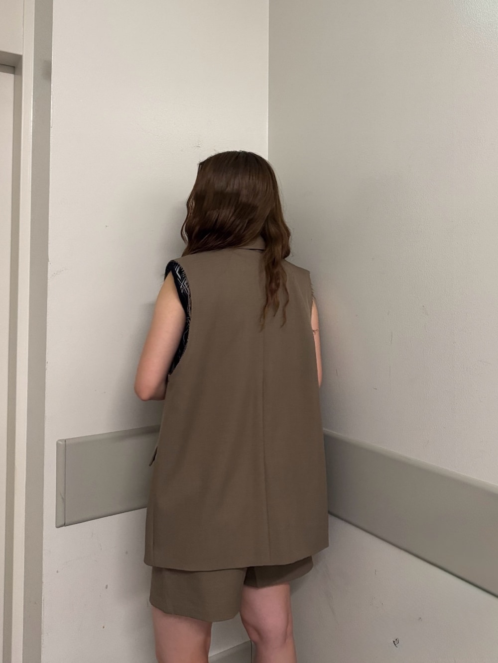 ブラウン系のベスト、ブラック系のタンクトップ、ブラウン系のその他パンツを着用したレディースの夏コーディネートの5枚目の写真