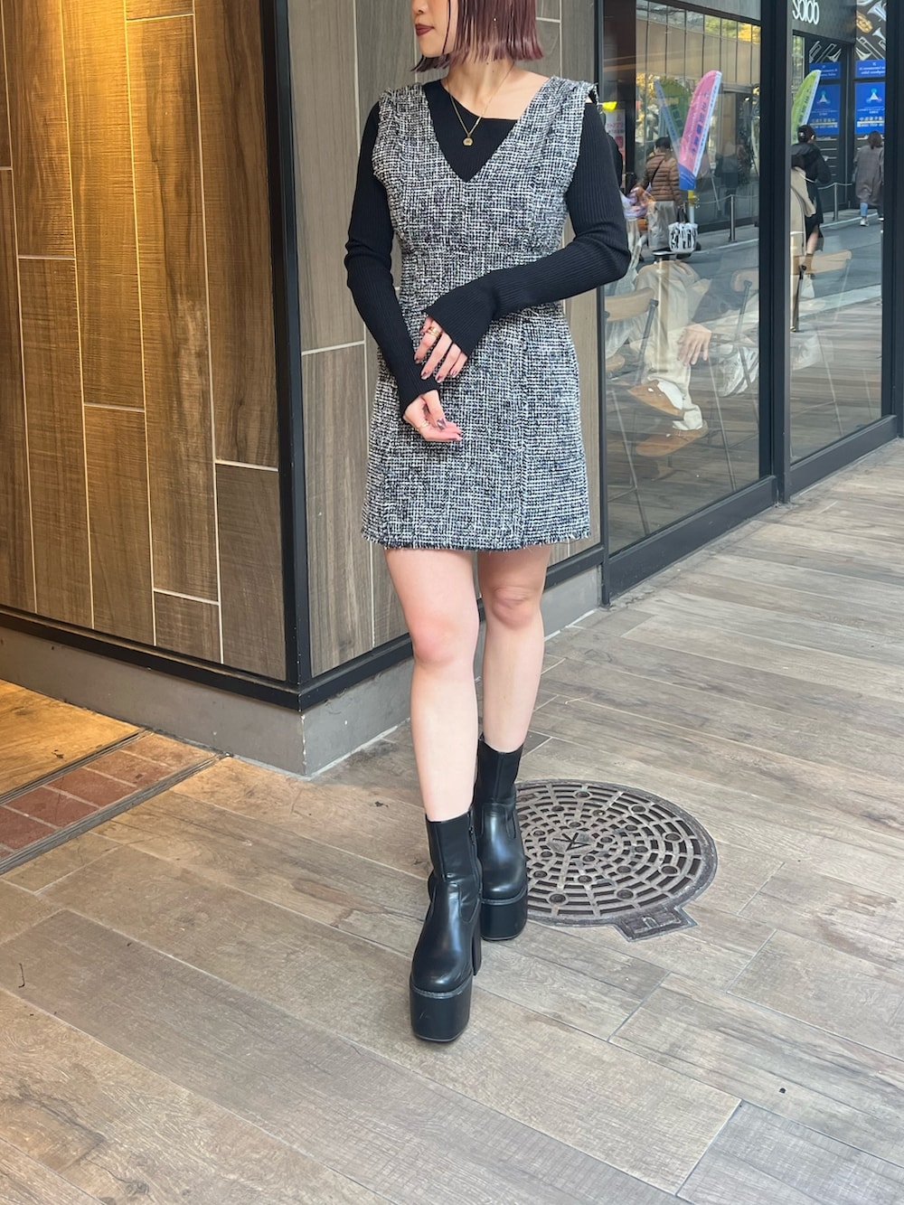 その他のワンピース、ブラック系のニット/セーターを着用したレディースの冬コーディネートの6枚目の写真