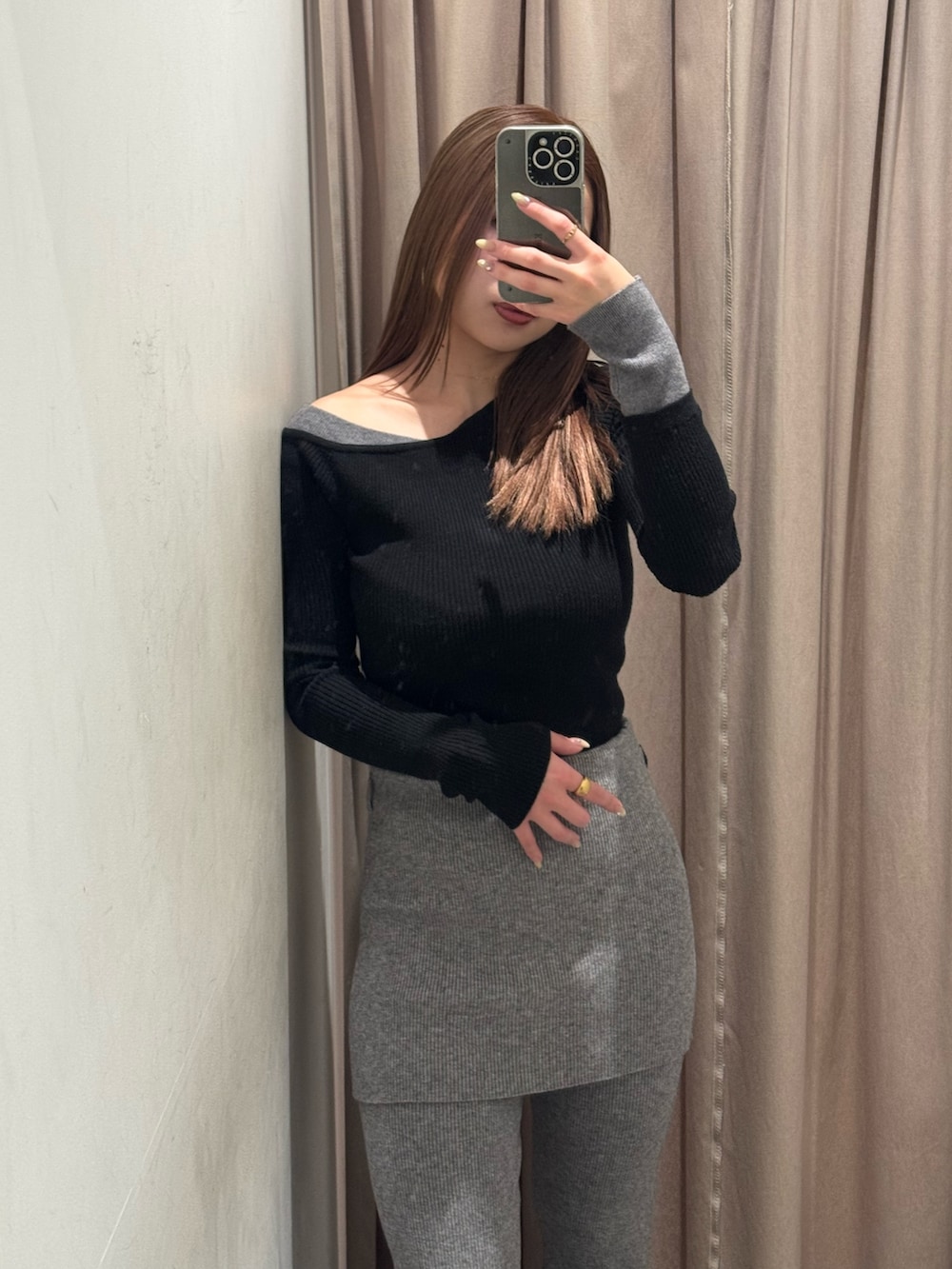 グレー系のその他パンツ、ブラック系のニット/セーター、ブラック系のブーツを着用したレディースの冬コーディネートの4枚目の写真