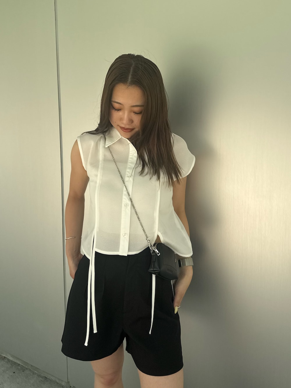 ホワイト系のシャツ/ブラウス、ブラック系のその他パンツ、ブラック系のサンダルを着用したレディースの夏コーディネートの4枚目の写真