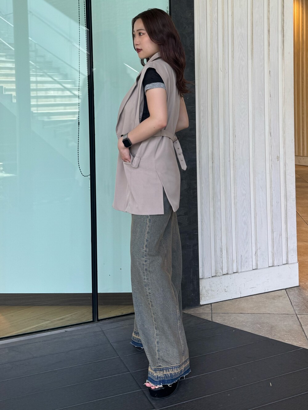その他のデニムパンツ、ブラック系のTシャツ/カットソー、ベージュ系のベストを着用したレディースの夏コーディネートの2枚目の写真