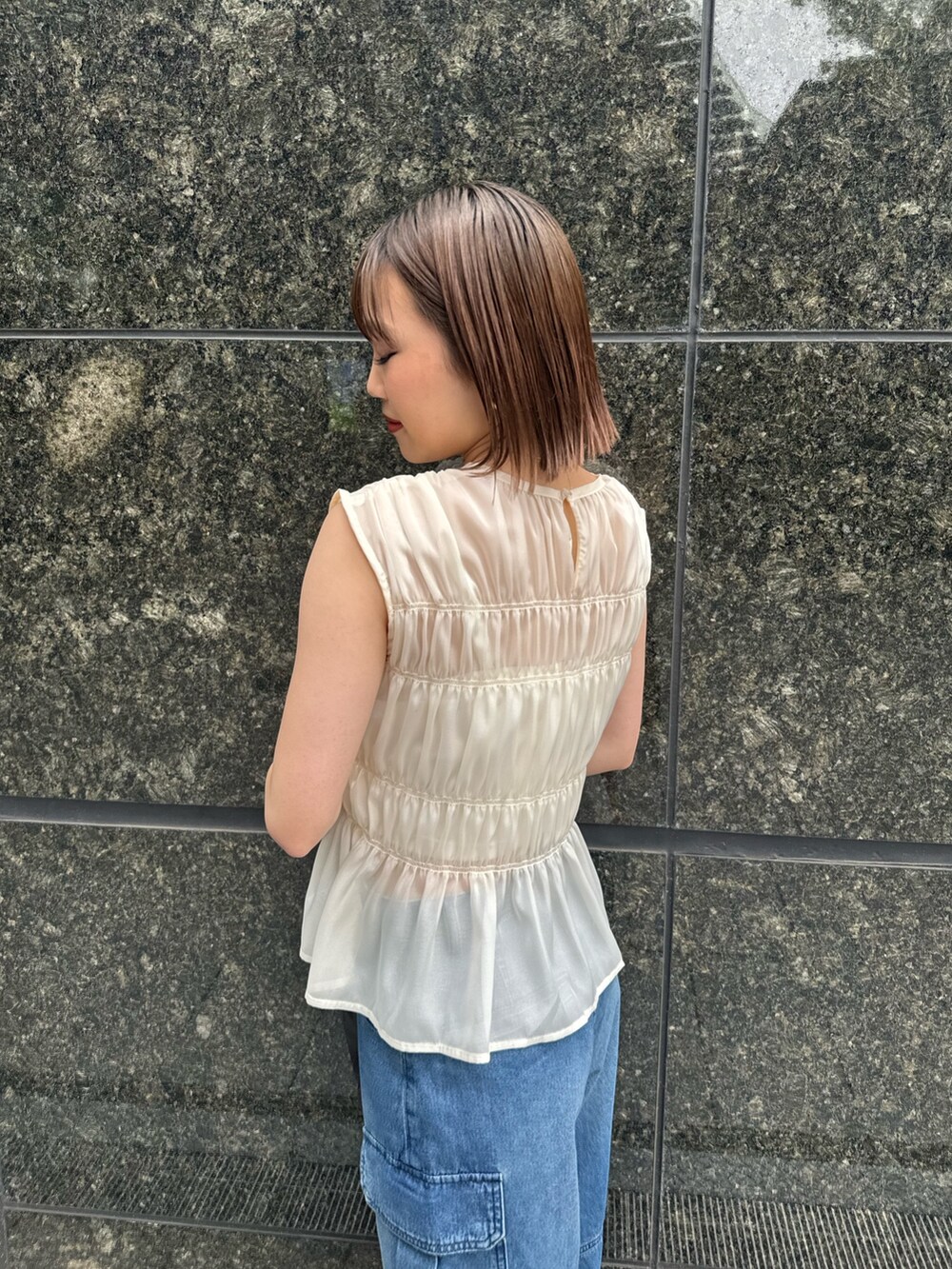 ホワイト系のシャツ/ブラウス、ブルー系のデニムパンツを着用したレディースの春コーディネートの5枚目の写真