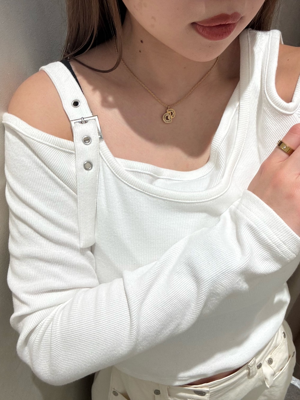 ホワイト系のデニムパンツ、ホワイト系のニット/セーター、ブラック系のブーツを着用したレディースの春コーディネートの5枚目の写真