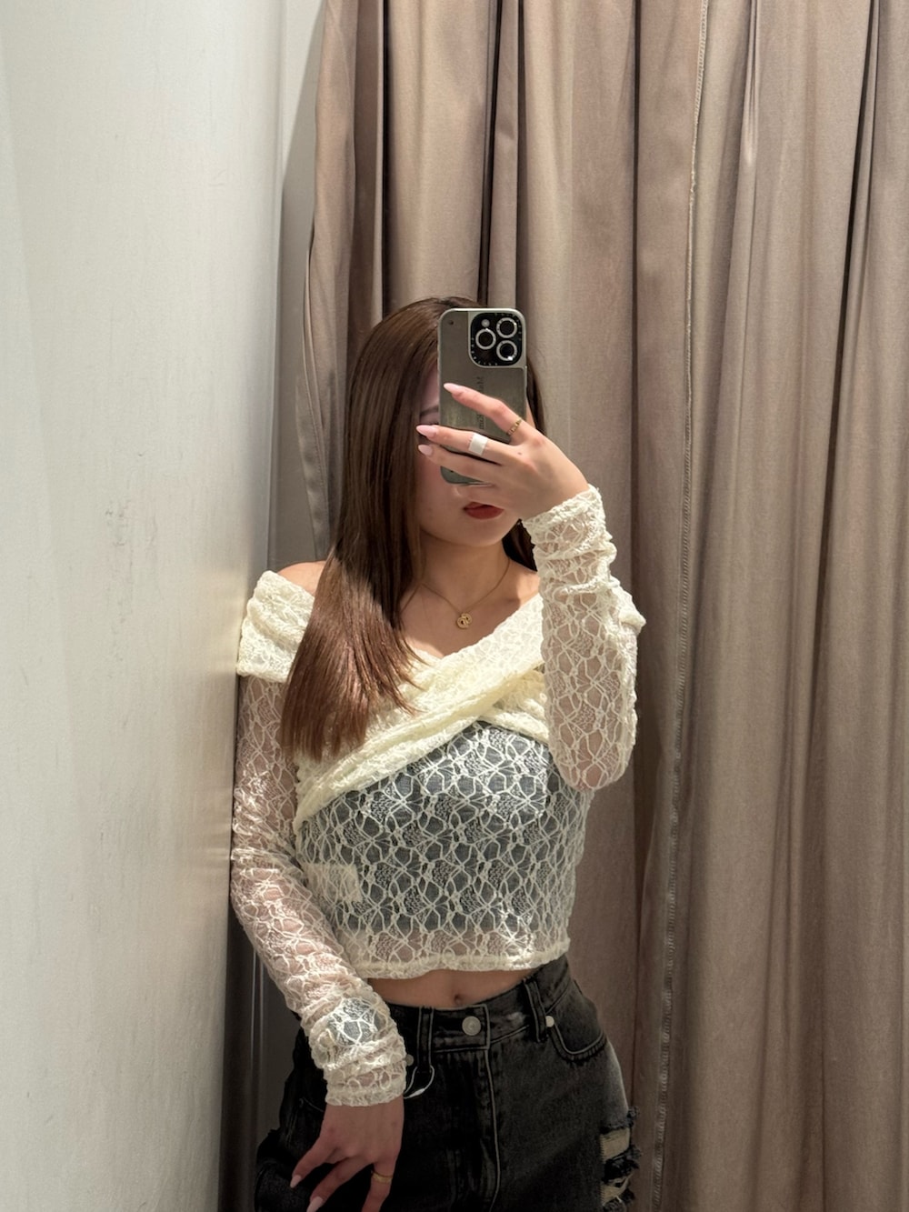 グレー系のデニムパンツ、ホワイト系のTシャツ/カットソー、ブラック系のブーツを着用したレディースの春コーディネートの4枚目の写真