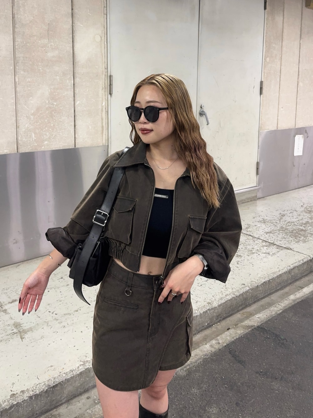 ブラウン系のその他パンツ、ブラウン系のブルゾン、ブラウン系のブーツを着用したレディースの秋コーディネートの4枚目の写真