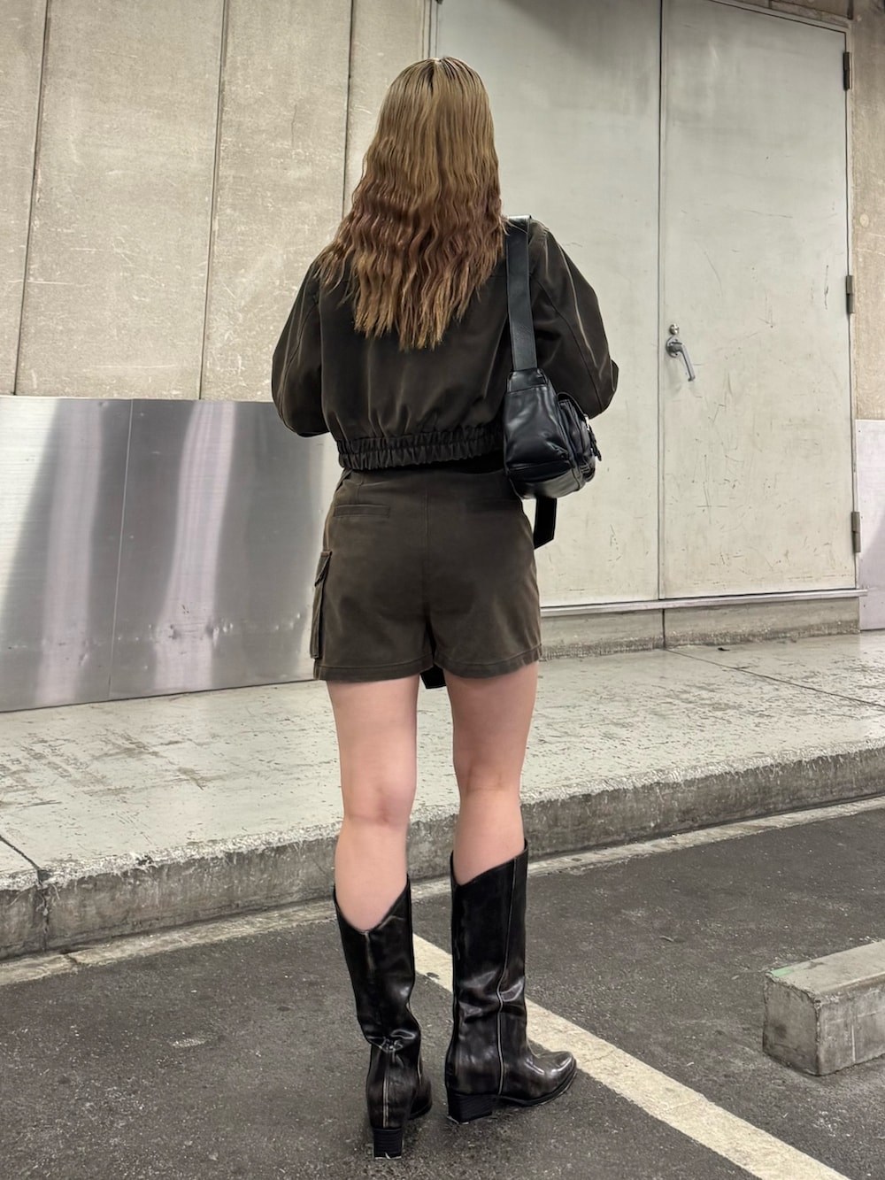 ブラウン系のその他パンツ、ブラウン系のブルゾン、ブラウン系のブーツを着用したレディースの秋コーディネートの3枚目の写真