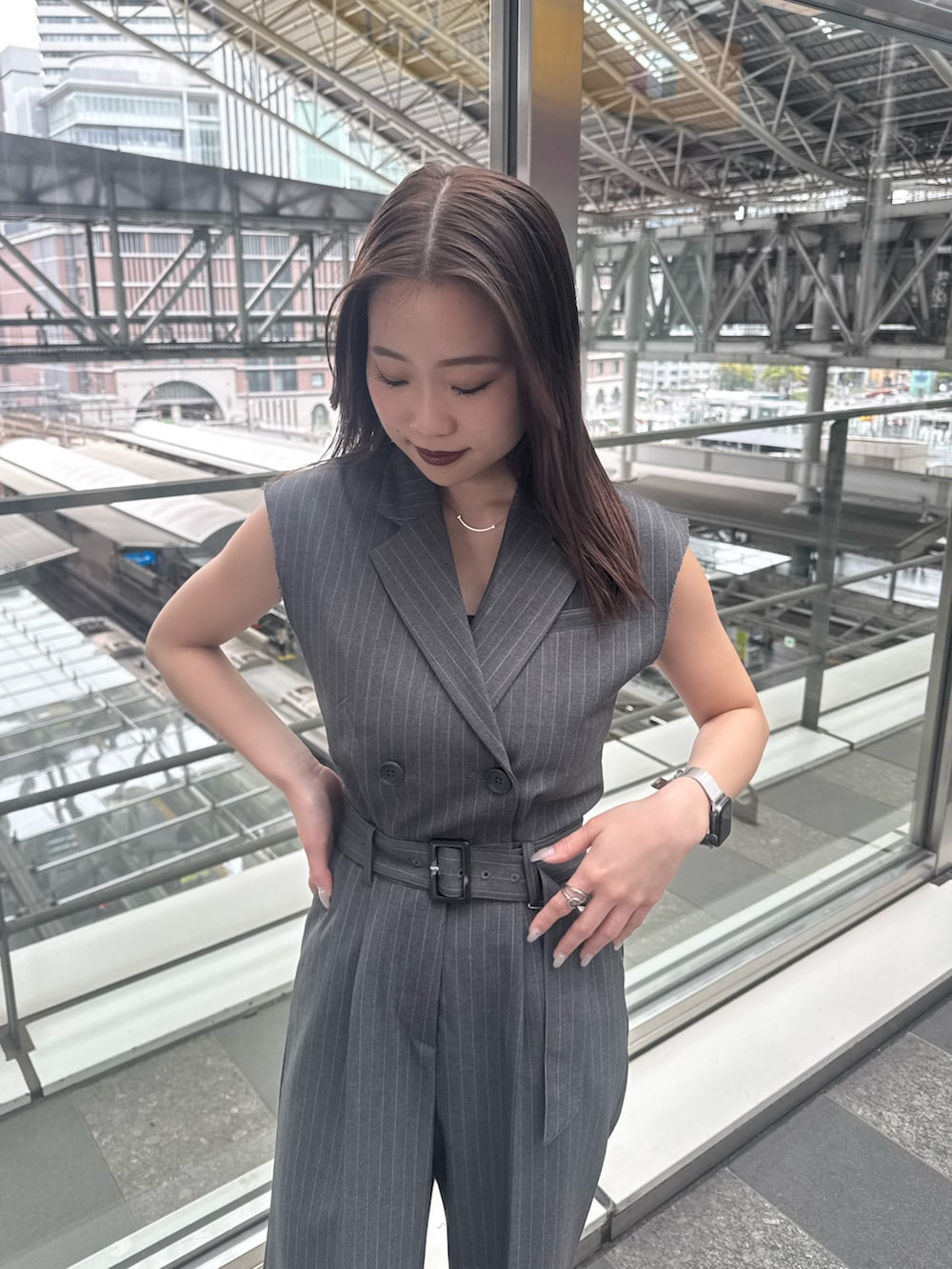 その他のつなぎ/オールインワン、ブラック系のブーツを着用したレディースの春コーディネートの4枚目の写真