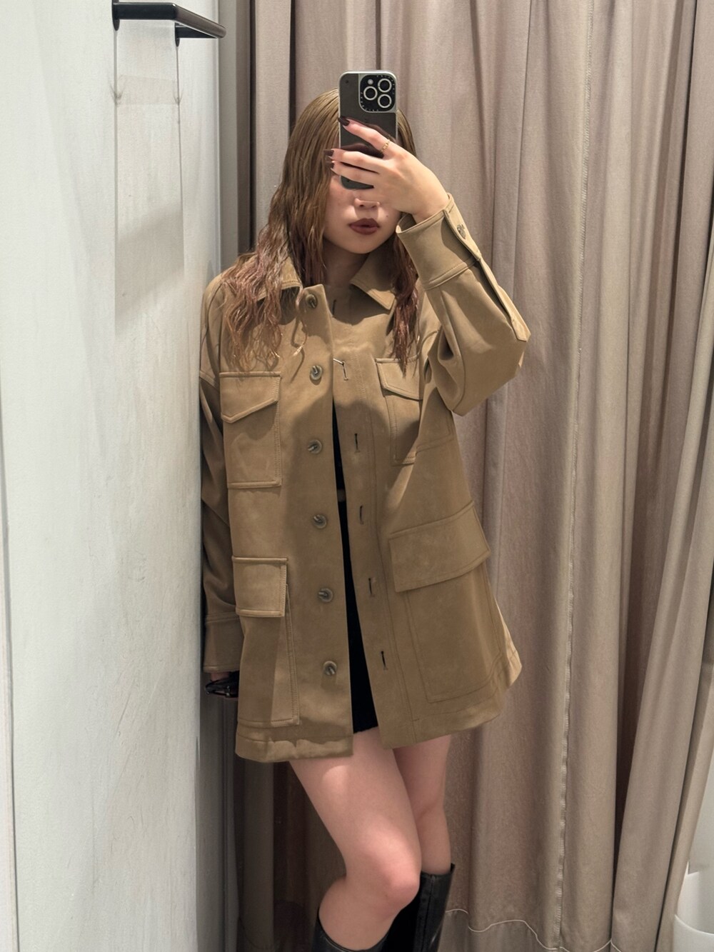 ベージュ系のその他アウター、ブラック系のその他パンツ、ブラウン系のブーツを着用したレディースの秋コーディネートの4枚目の写真