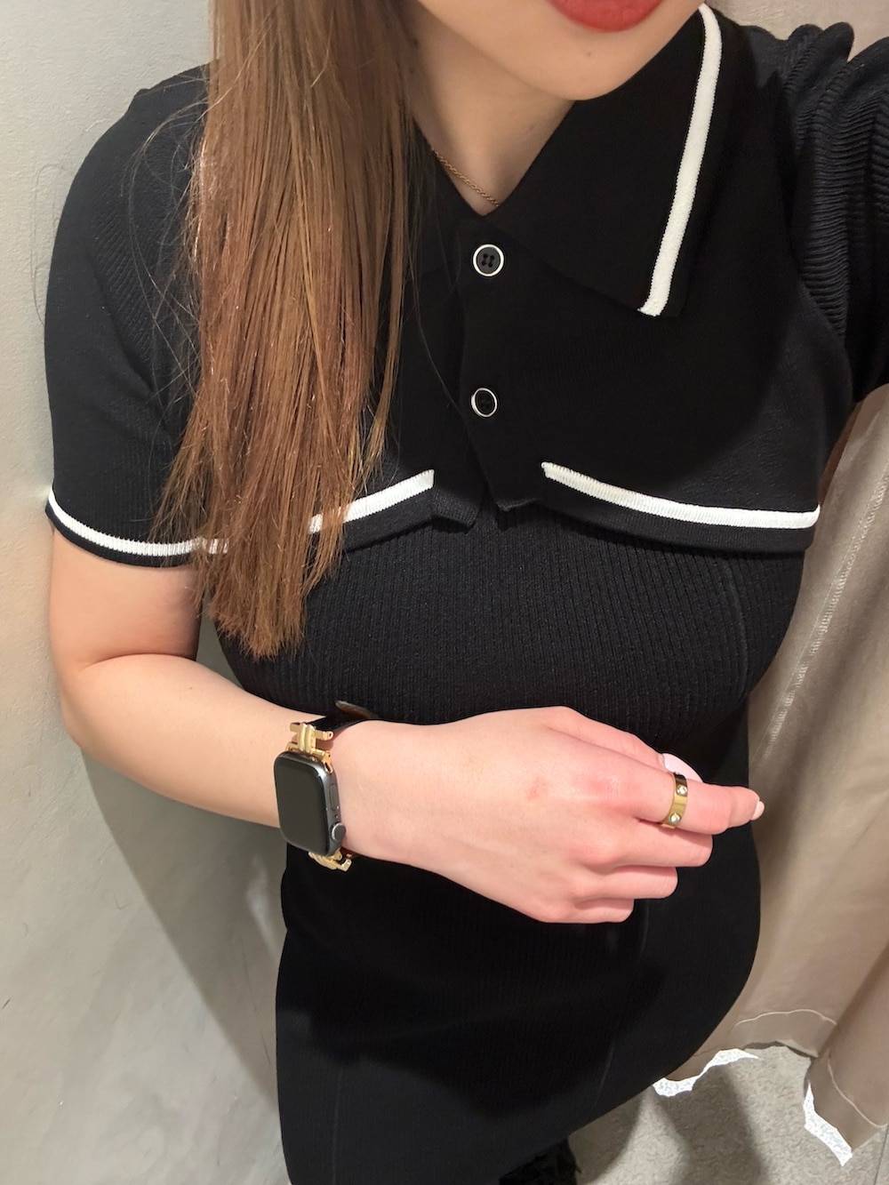 ブラック系のワンピース、ブラック系のブーツを着用したレディースの春コーディネートの5枚目の写真