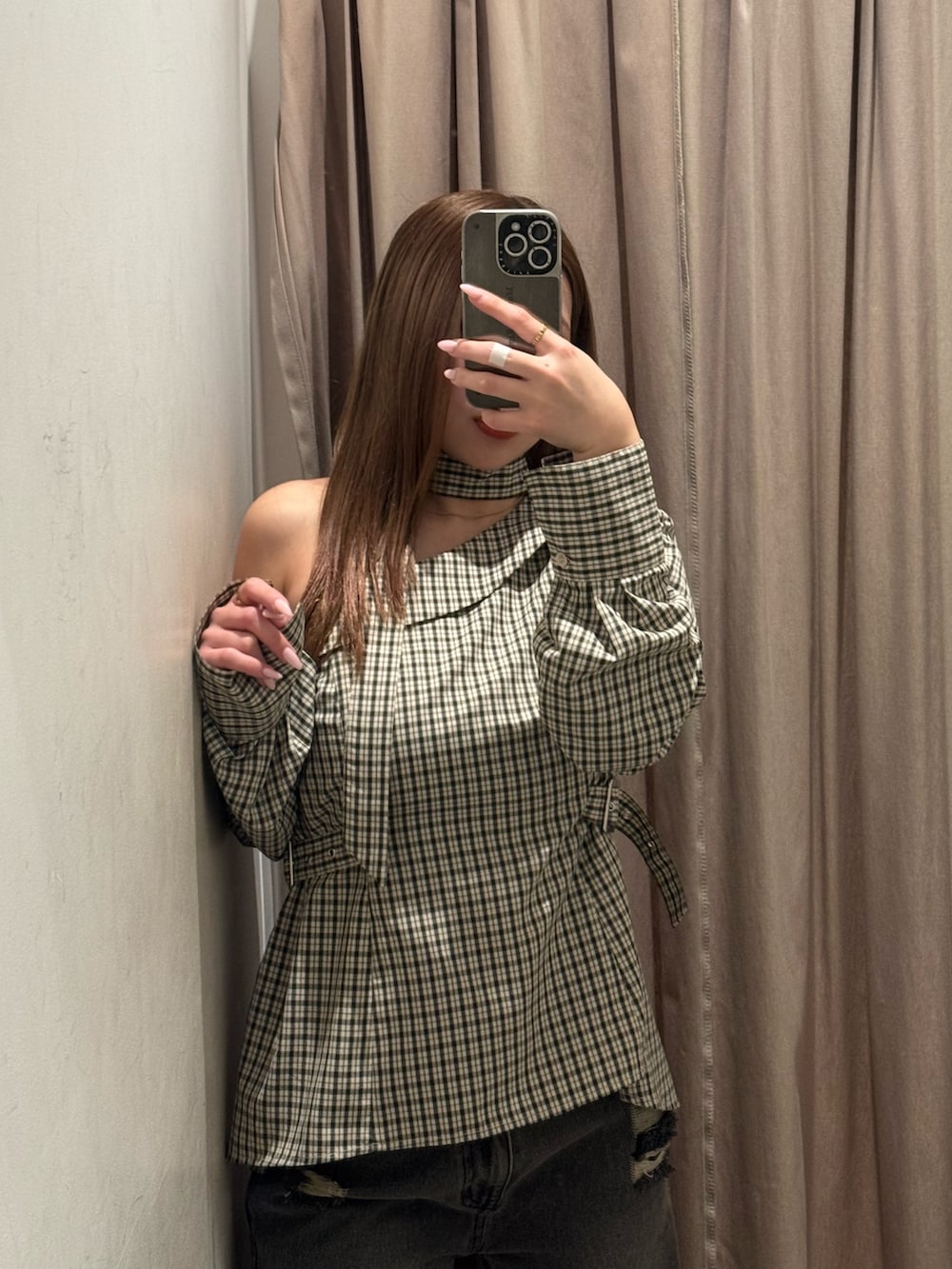 グレー系のデニムパンツ、その他のシャツ/ブラウス、ブラック系のブーツを着用したレディースの春コーディネートの4枚目の写真