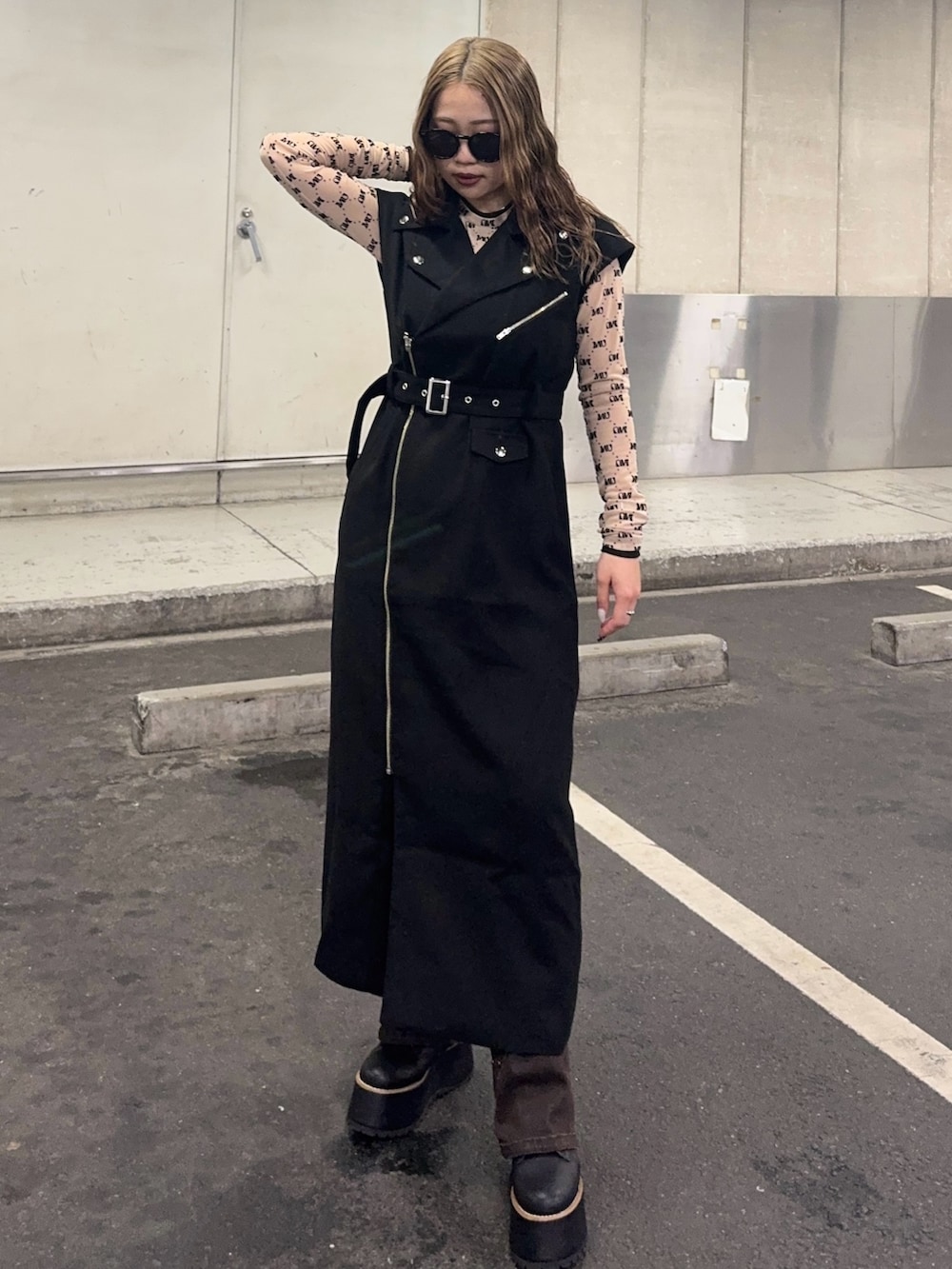 ブラウン系のデニムパンツ、ベージュ系のTシャツ/カットソー、ブラック系のワンピースを着用したレディースの秋コーディネートの4枚目の写真