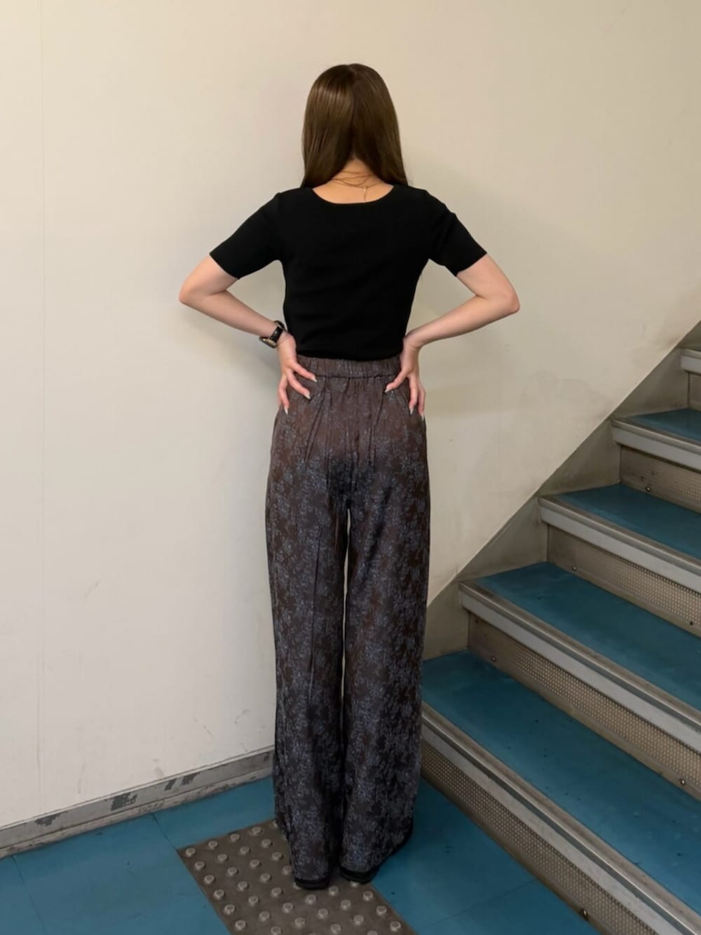 ブラック系のブーツ、ブラウン系のその他パンツ、ブラック系のニット/セーターを着用したレディースの夏コーディネートの3枚目の写真