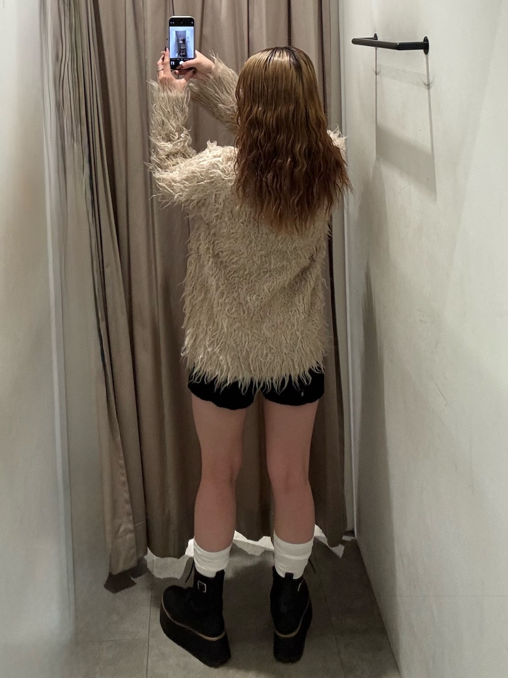 ブラック系のその他パンツ、ベージュ系のニット/セーター、ブラック系のブーツを着用したレディースの秋コーディネートの3枚目の写真