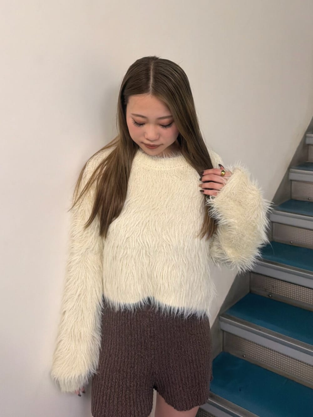 ホワイト系のニット/セーター、ブラウン系のその他パンツ、ブラウン系のブーツを着用したレディースの秋コーディネートの4枚目の写真