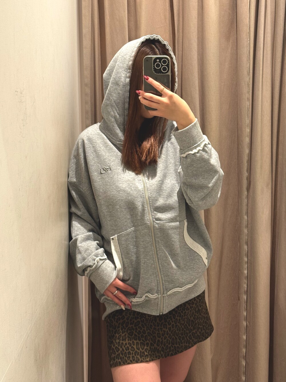 その他のスカート、グレー系のパーカー、ブラック系のブーツを着用したレディースの冬コーディネートの4枚目の写真