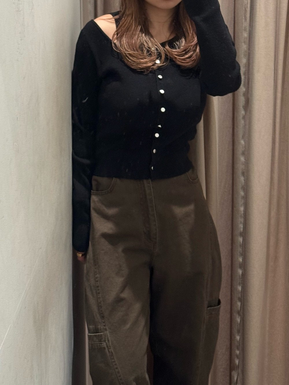 ブラウン系のその他パンツ、ブラック系のニット/セーター、ブラック系のブーツを着用したレディースの冬コーディネートの5枚目の写真